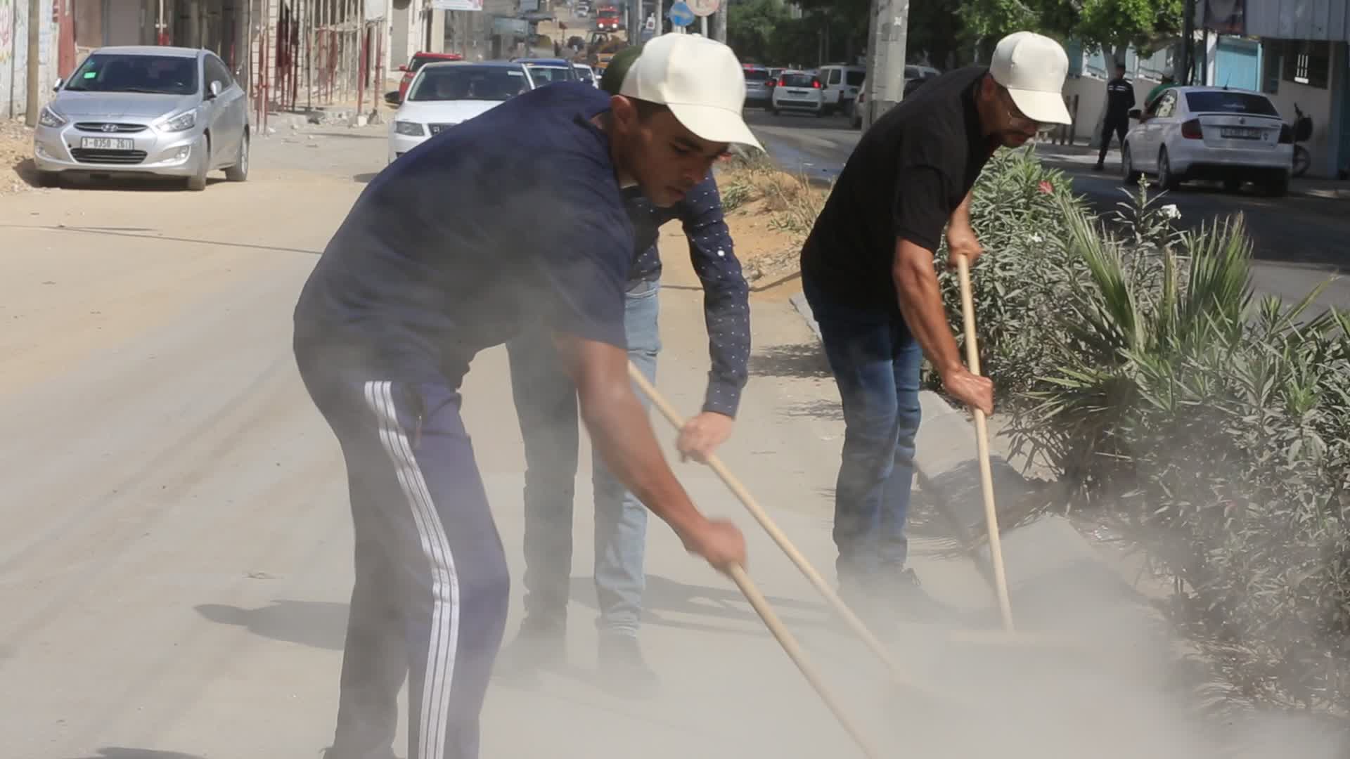 Volunteer campaign to remove rubble and clean streets in Gaza