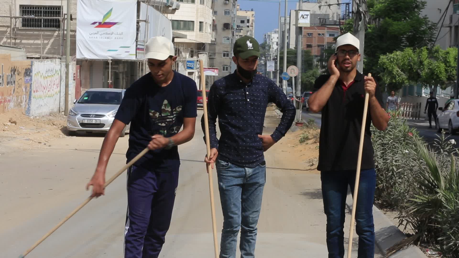 Volunteer campaign to remove rubble and clean streets in Gaza