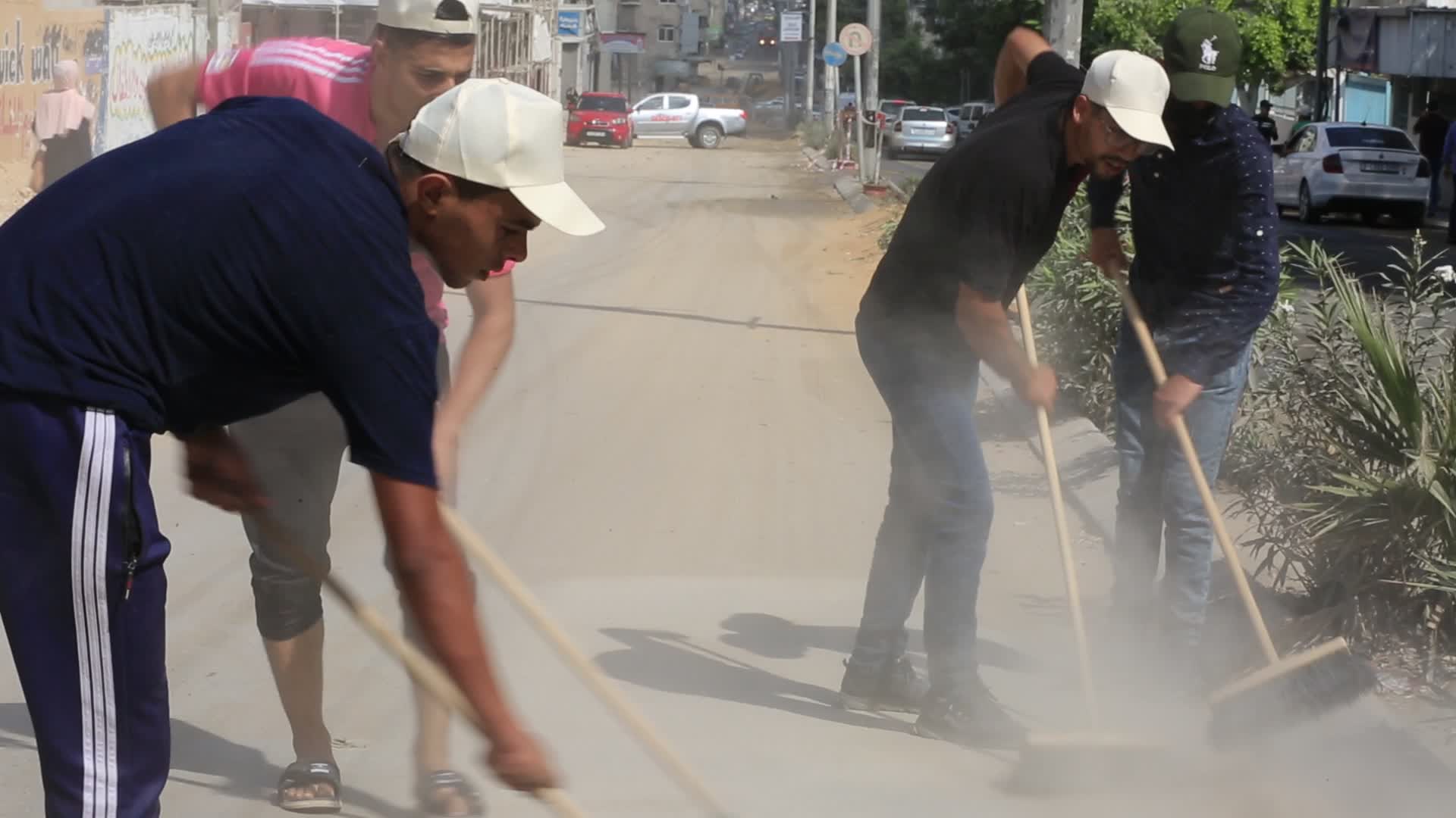 Volunteer campaign to remove rubble and clean streets in Gaza
