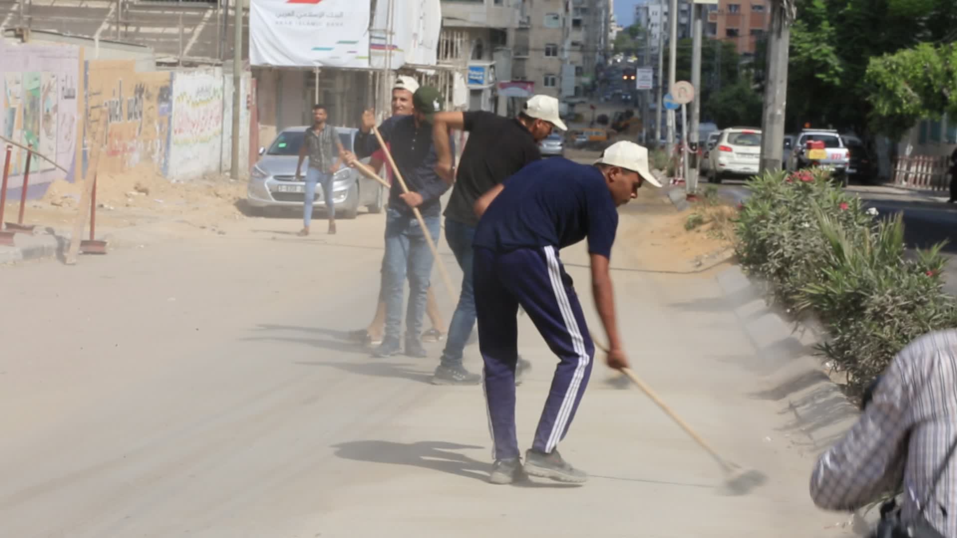 Volunteer campaign to remove rubble and clean streets in Gaza