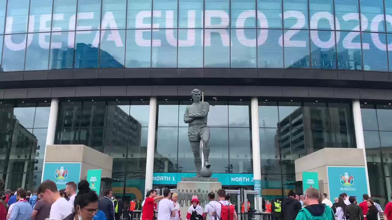 England fans outside the Wembley Stadium ahead the final of Euro 2020