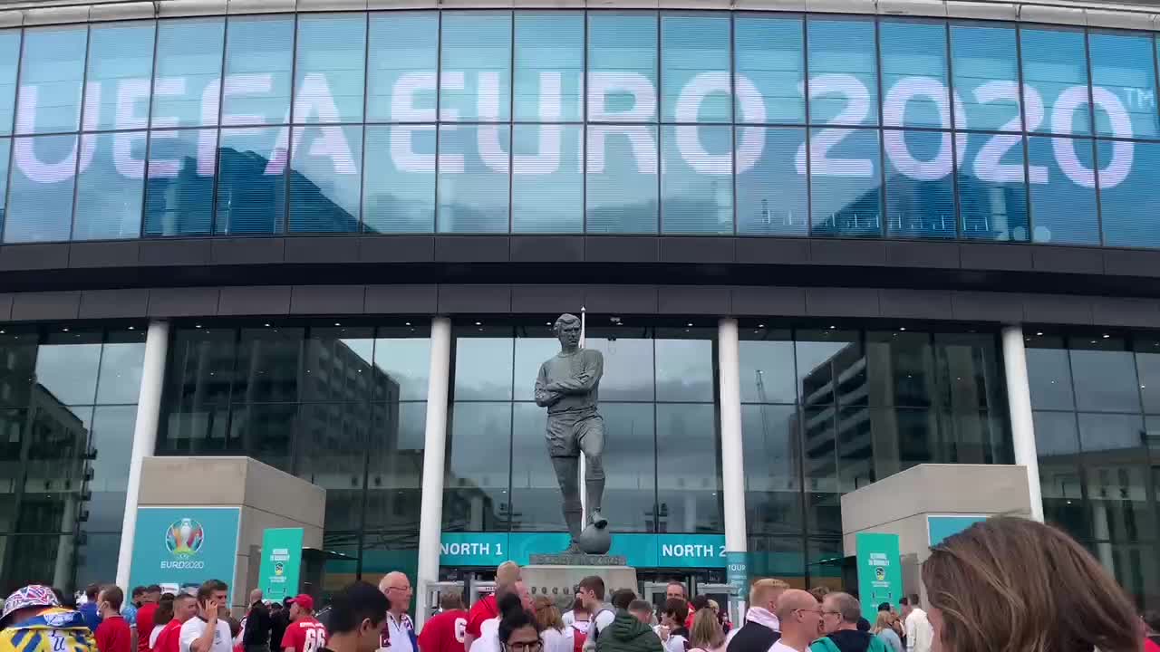 England fans outside the Wembley Stadium ahead the final of Euro 2020
