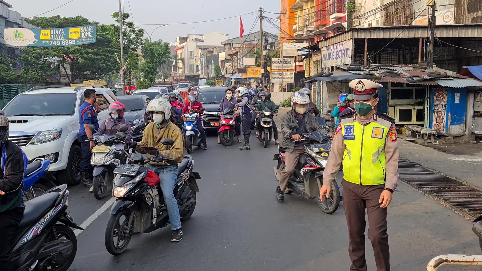 Road Blocking in implementing restrictions on emergency community activities in Indonesia