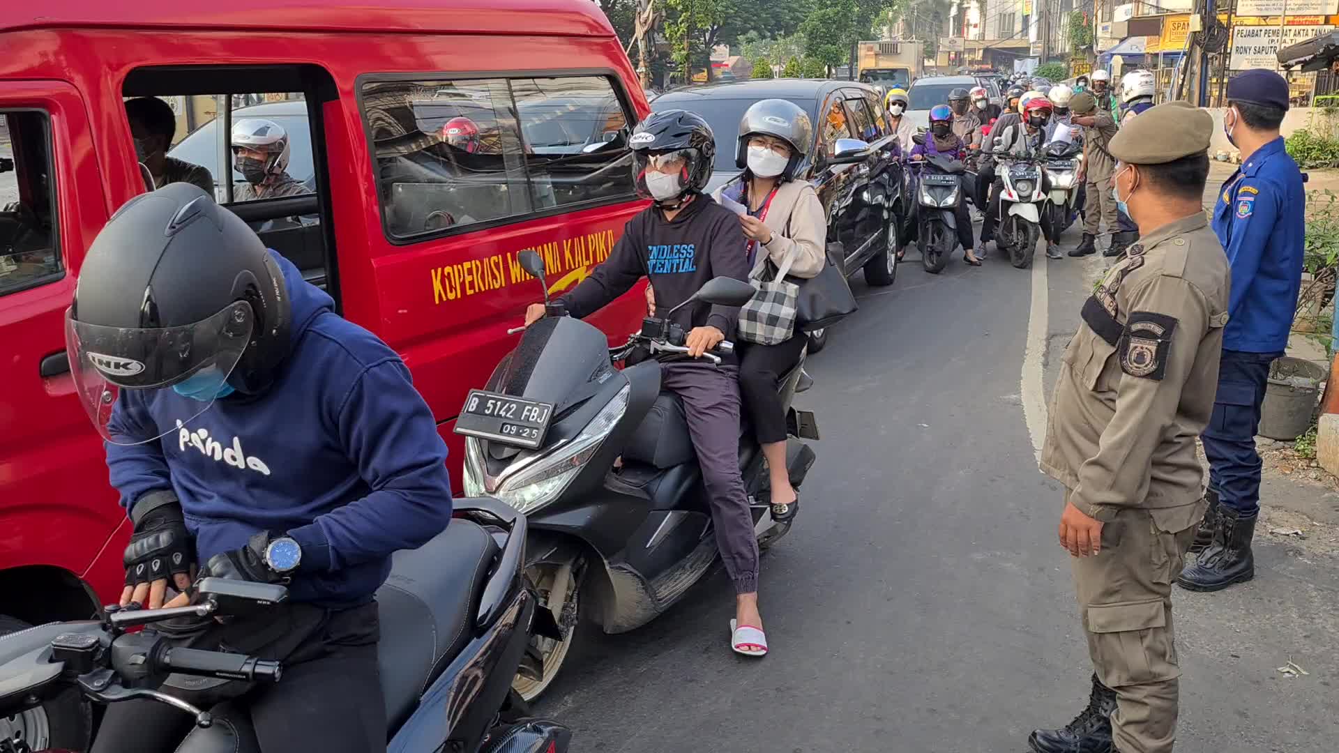 Road Blocking in implementing restrictions on emergency community activities in Indonesia