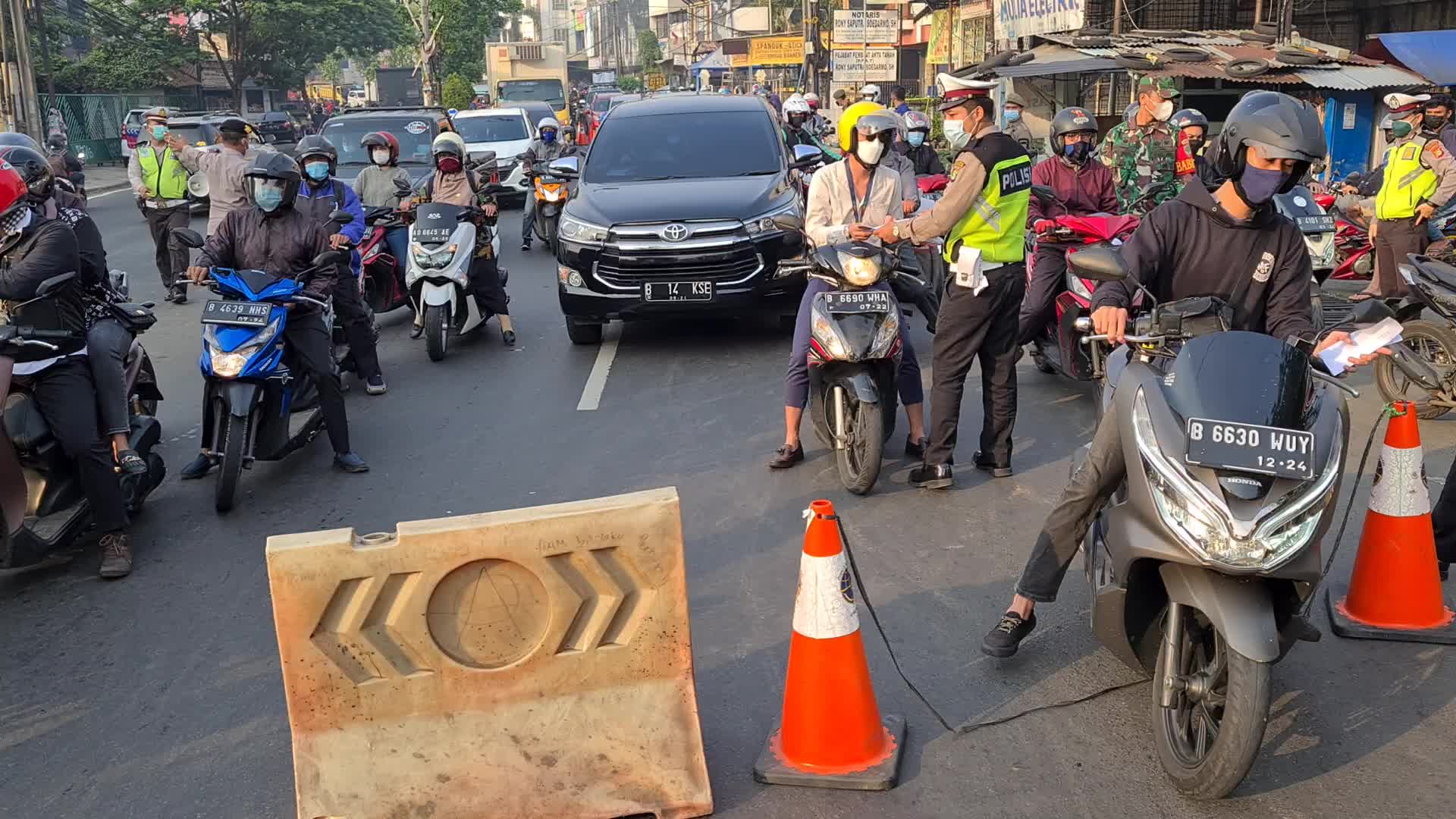 Road Blocking in implementing restrictions on emergency community activities in Indonesia