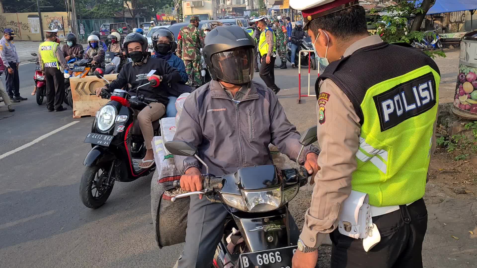 Road Blocking in implementing restrictions on emergency community activities in Indonesia
