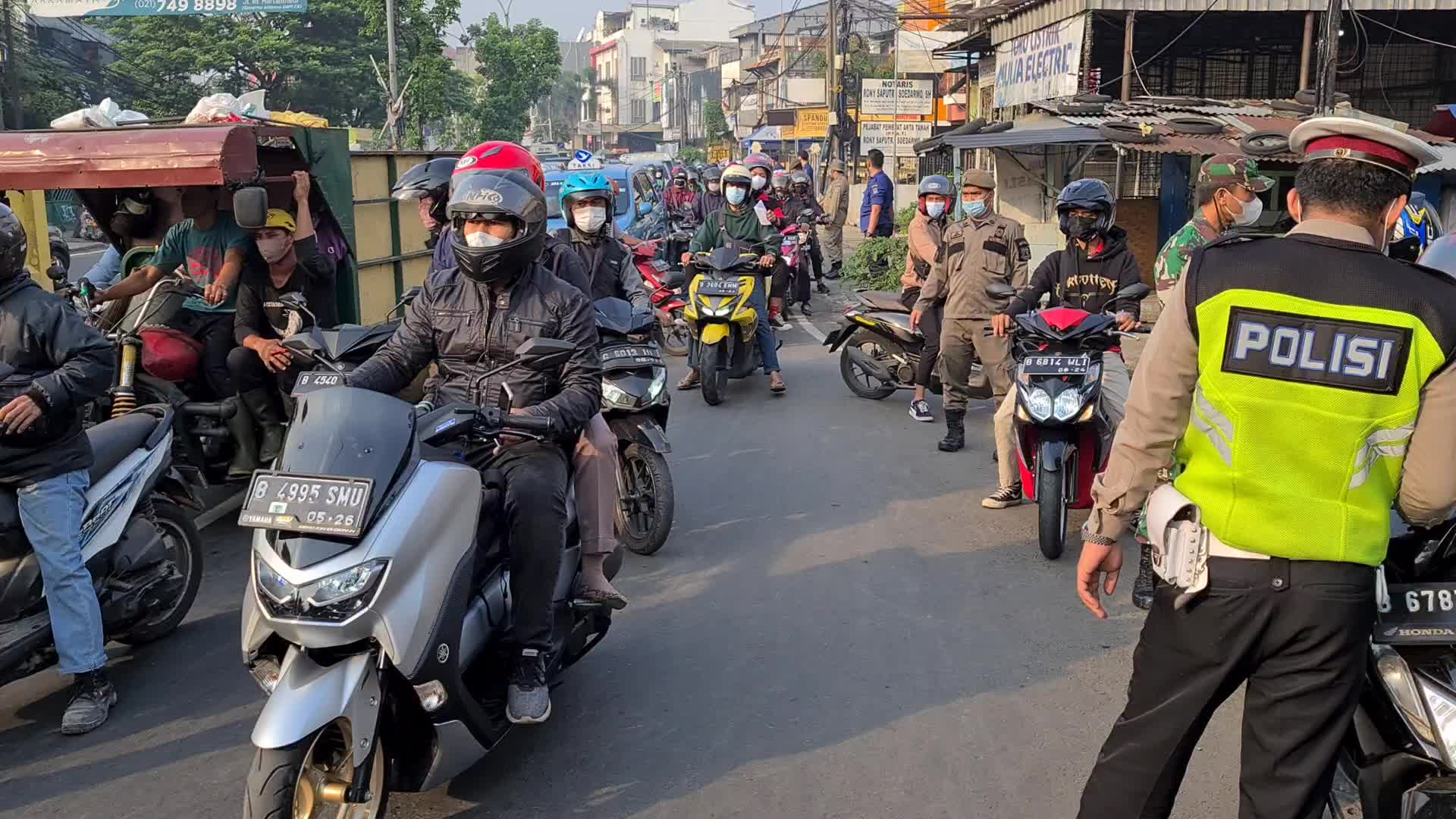 Road Blocking in implementing restrictions on emergency community activities in Indonesia