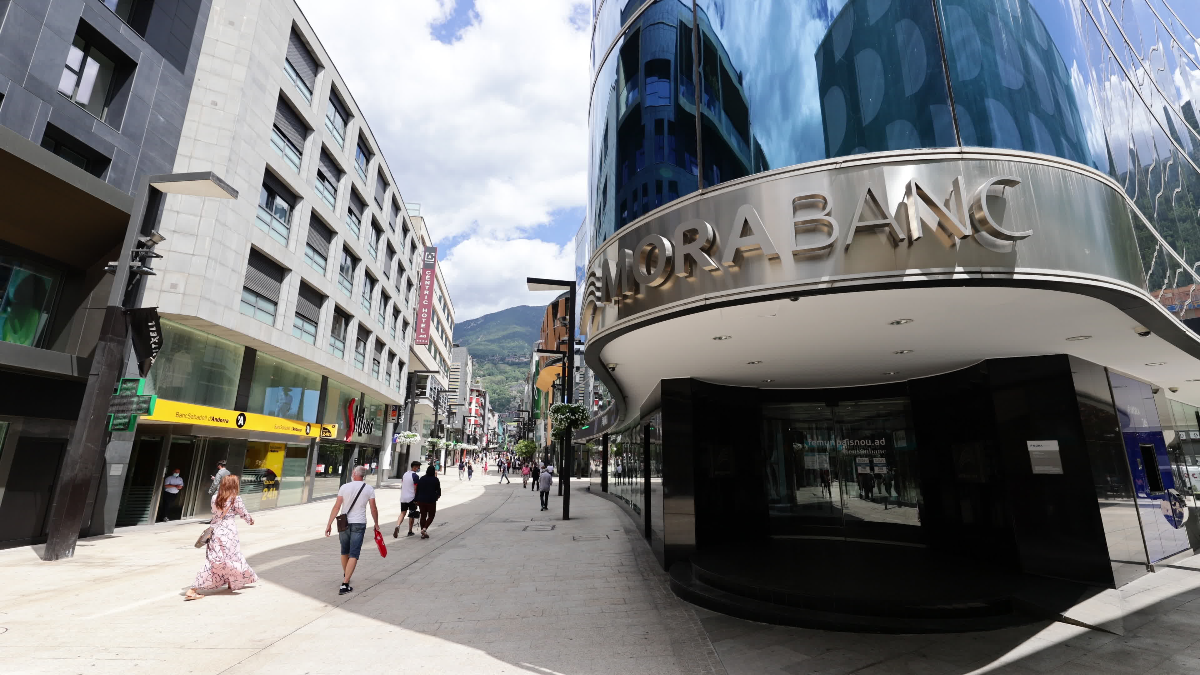 Morabanc buys Banc Sabadell filial