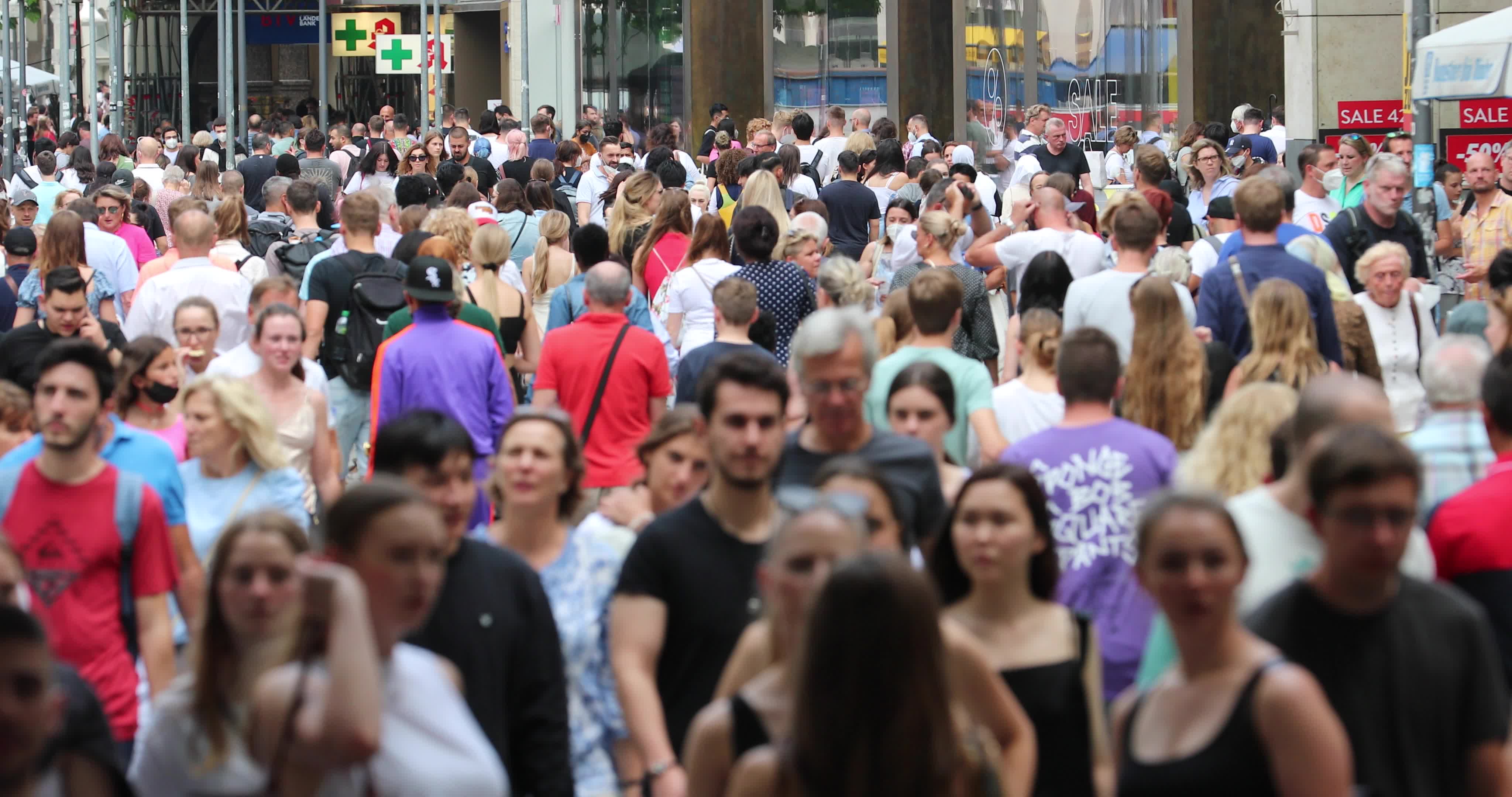 Overcrowded pedestrian zone in Munich