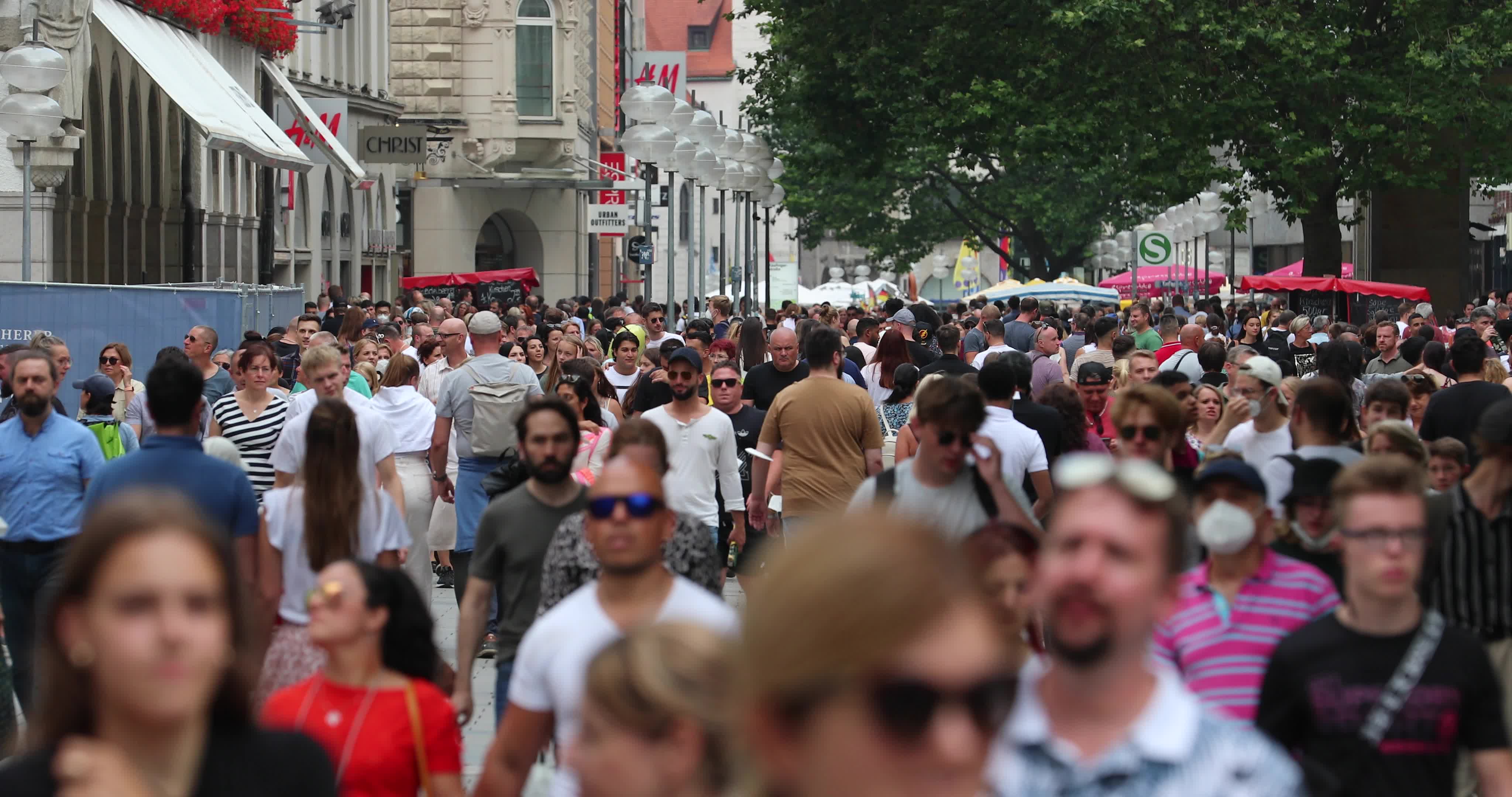 Overcrowded pedestrian zone in Munich