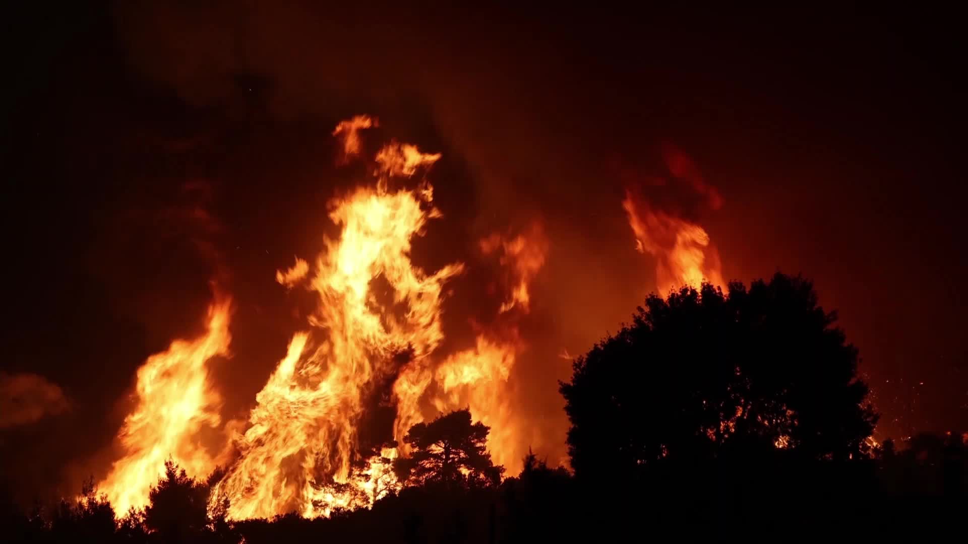 Wildfires continues in Greece, Kourkouli village during the night