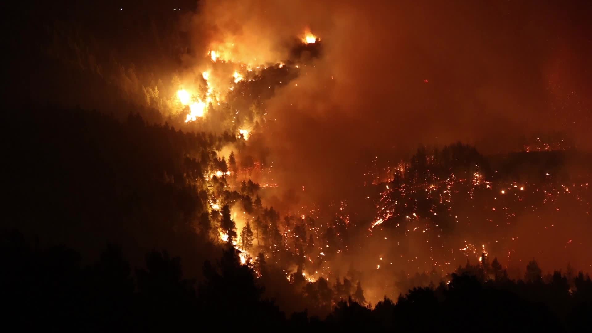 Wildfires continues in Greece, Kourkouli village during the night