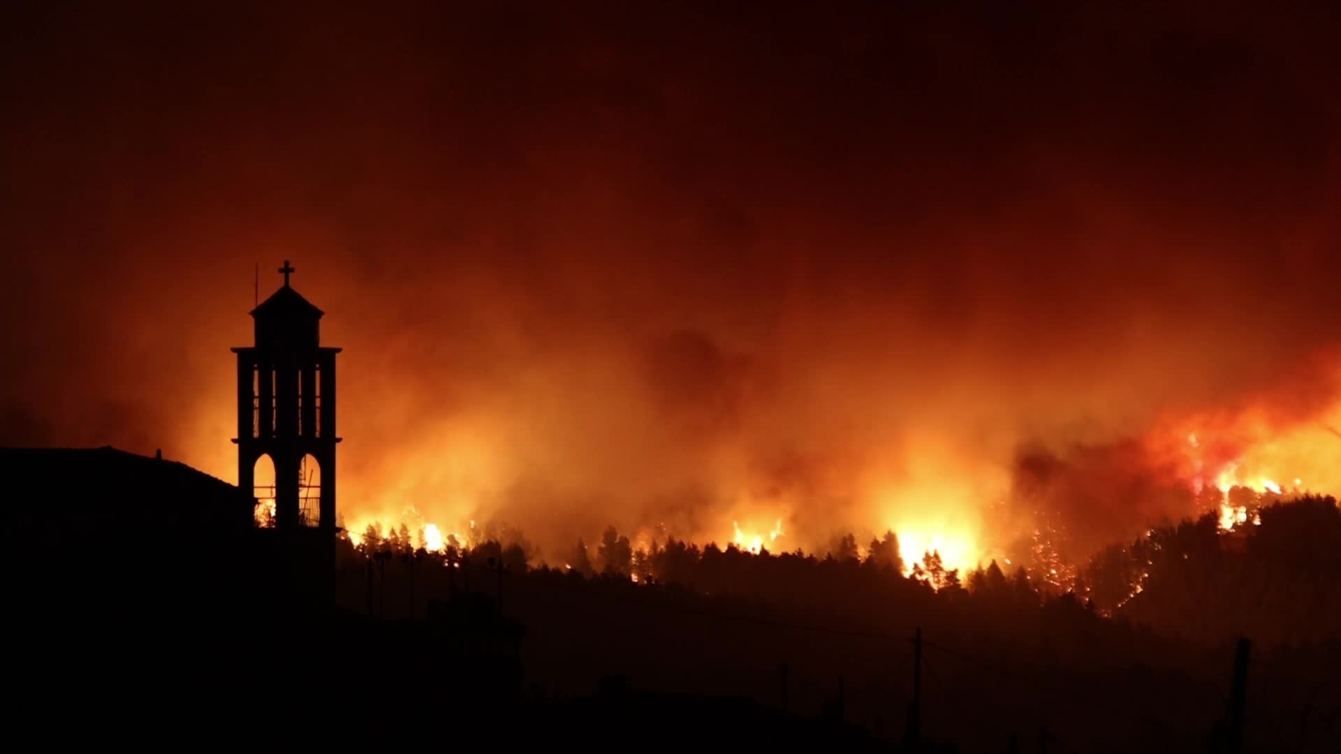 Wildfires continues in Greece, Kourkouli village during the night