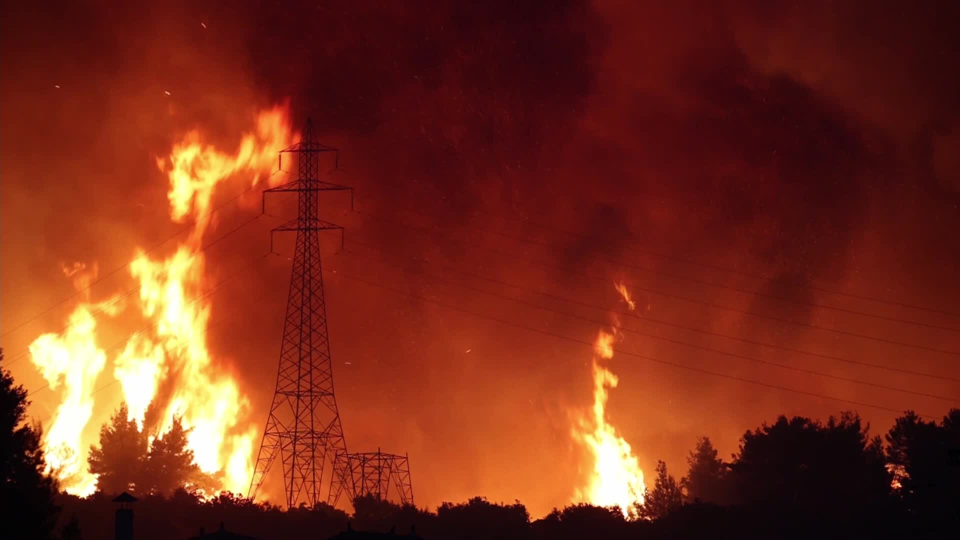 Wildfires continues in Greece, Kourkouli village during the night