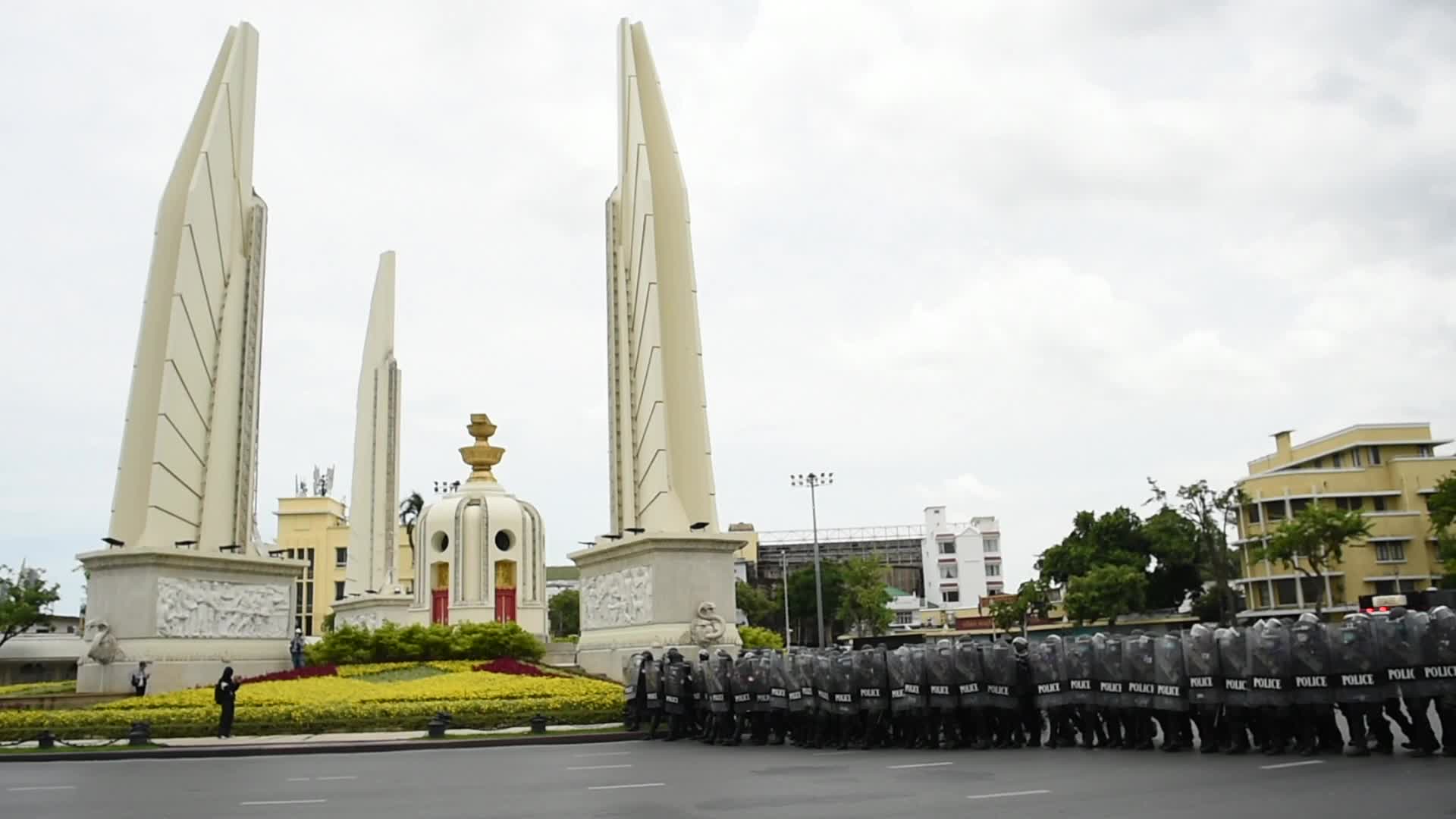 Thai anti-govt protesters clash with police