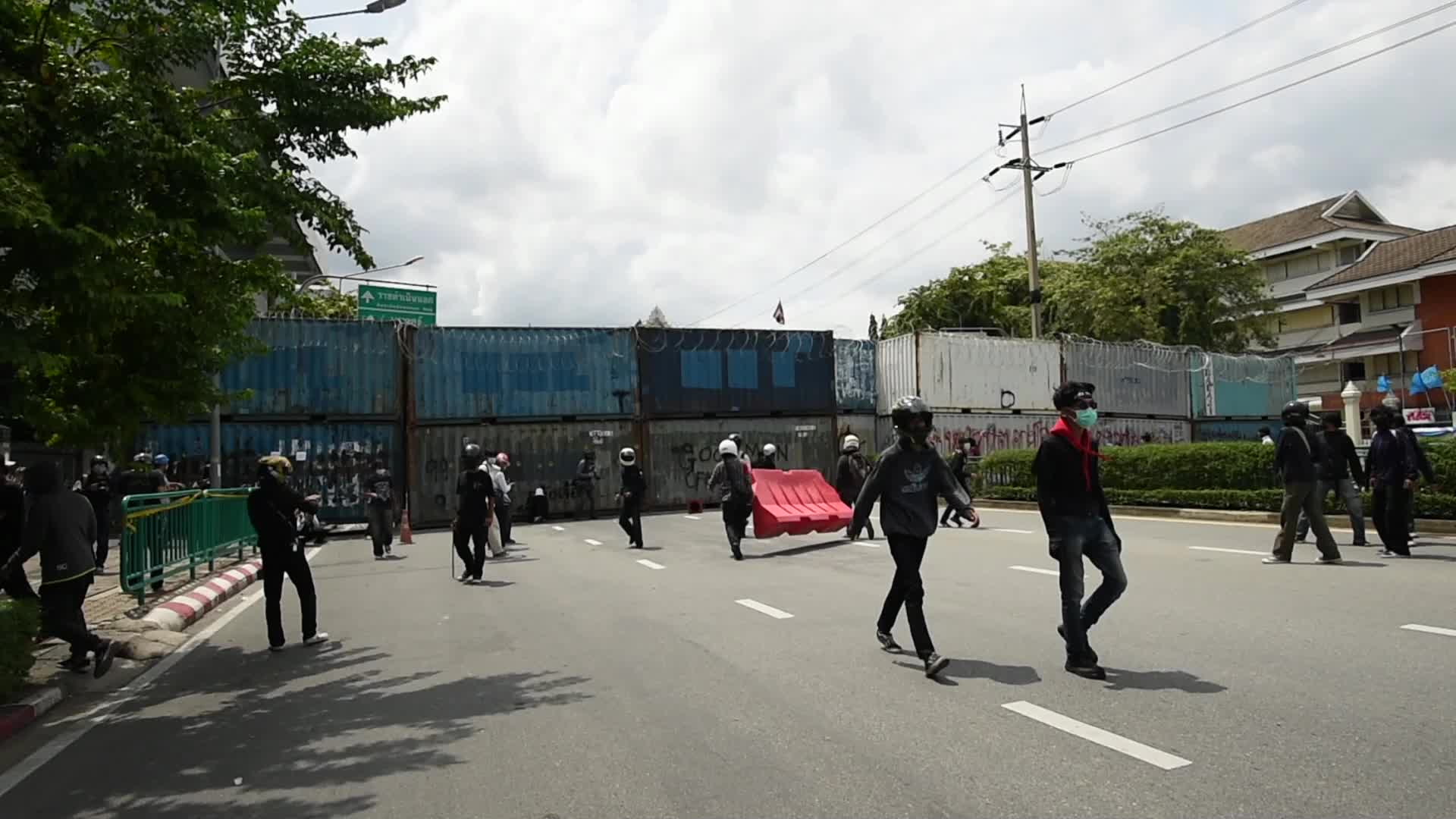 Thai anti-govt protesters clash with police