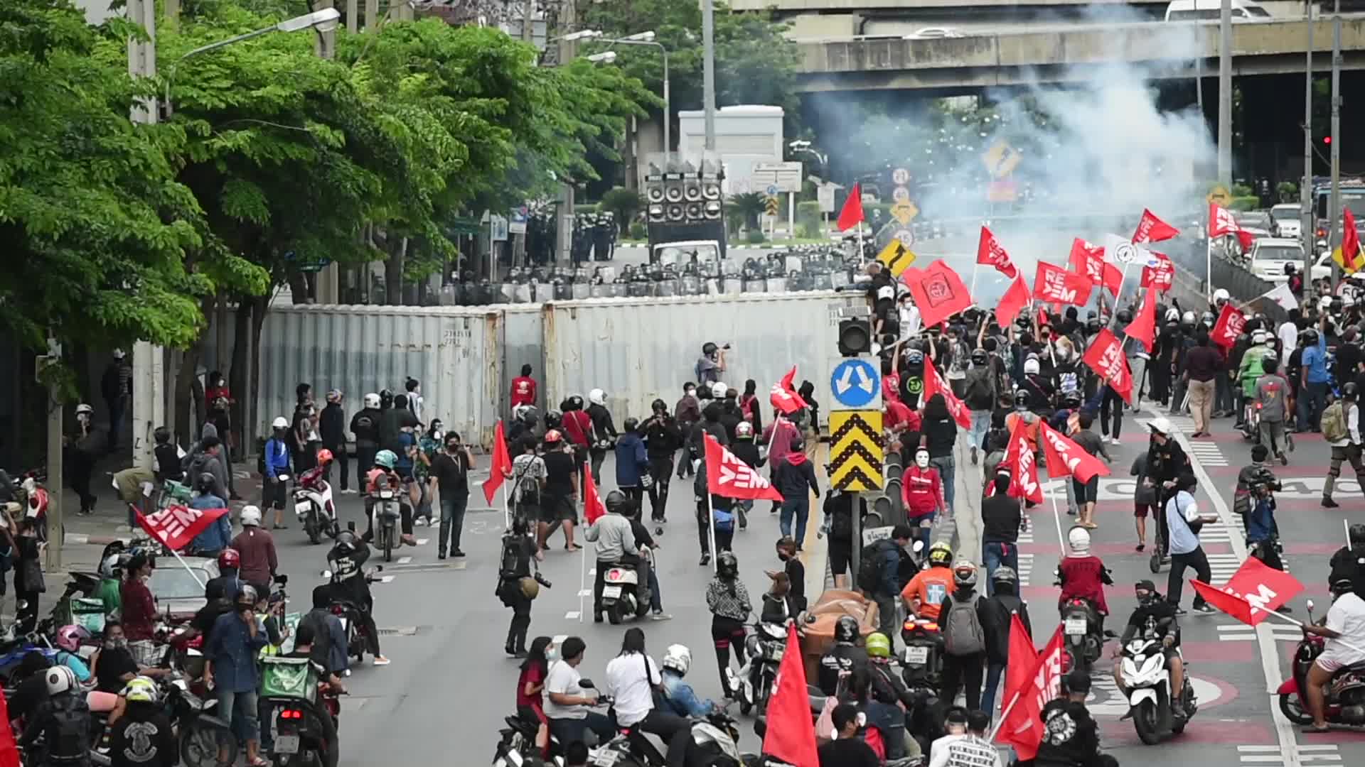 Thai anti-govt protesters clash with police