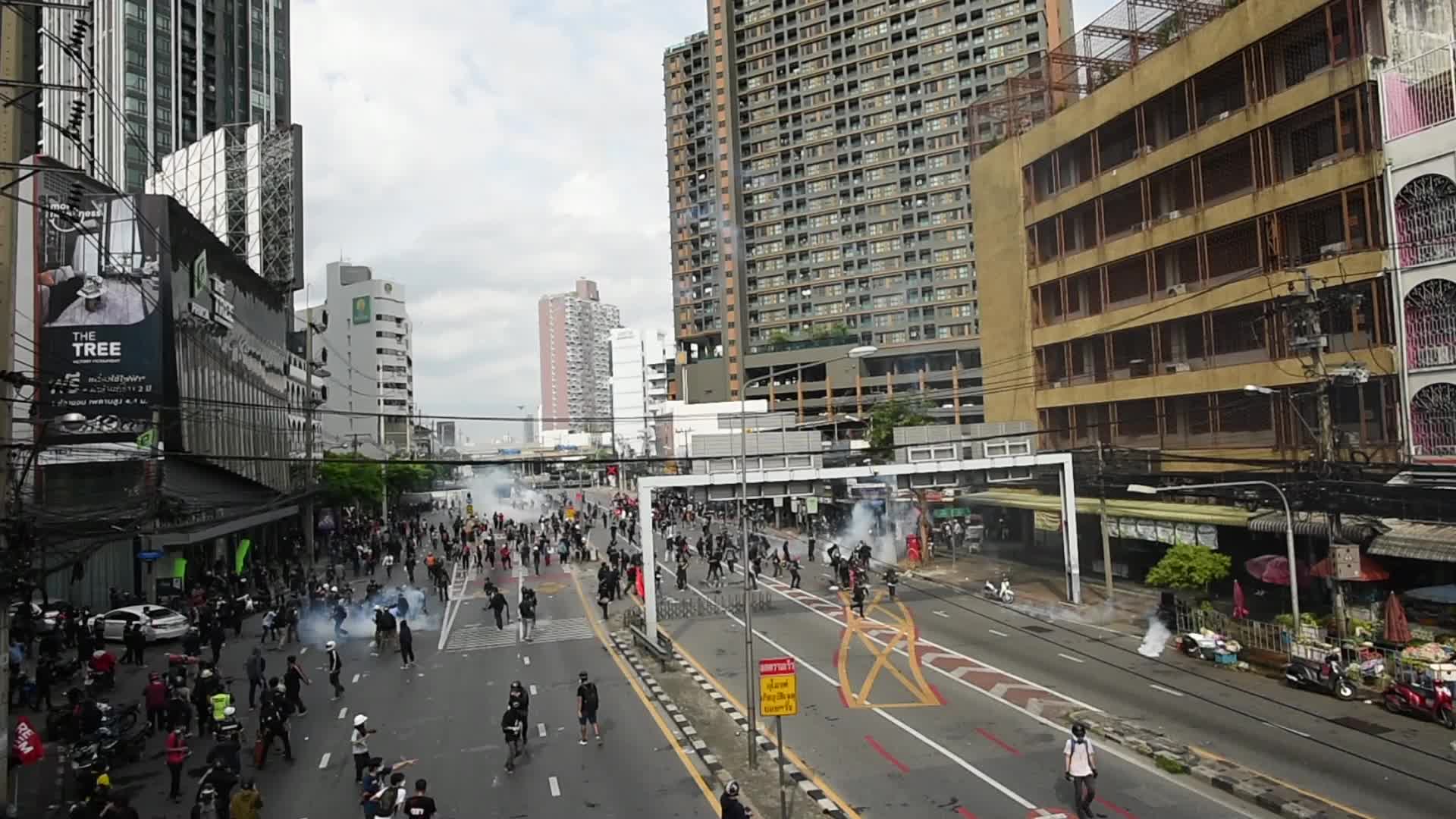 Thai anti-govt protesters clash with police
