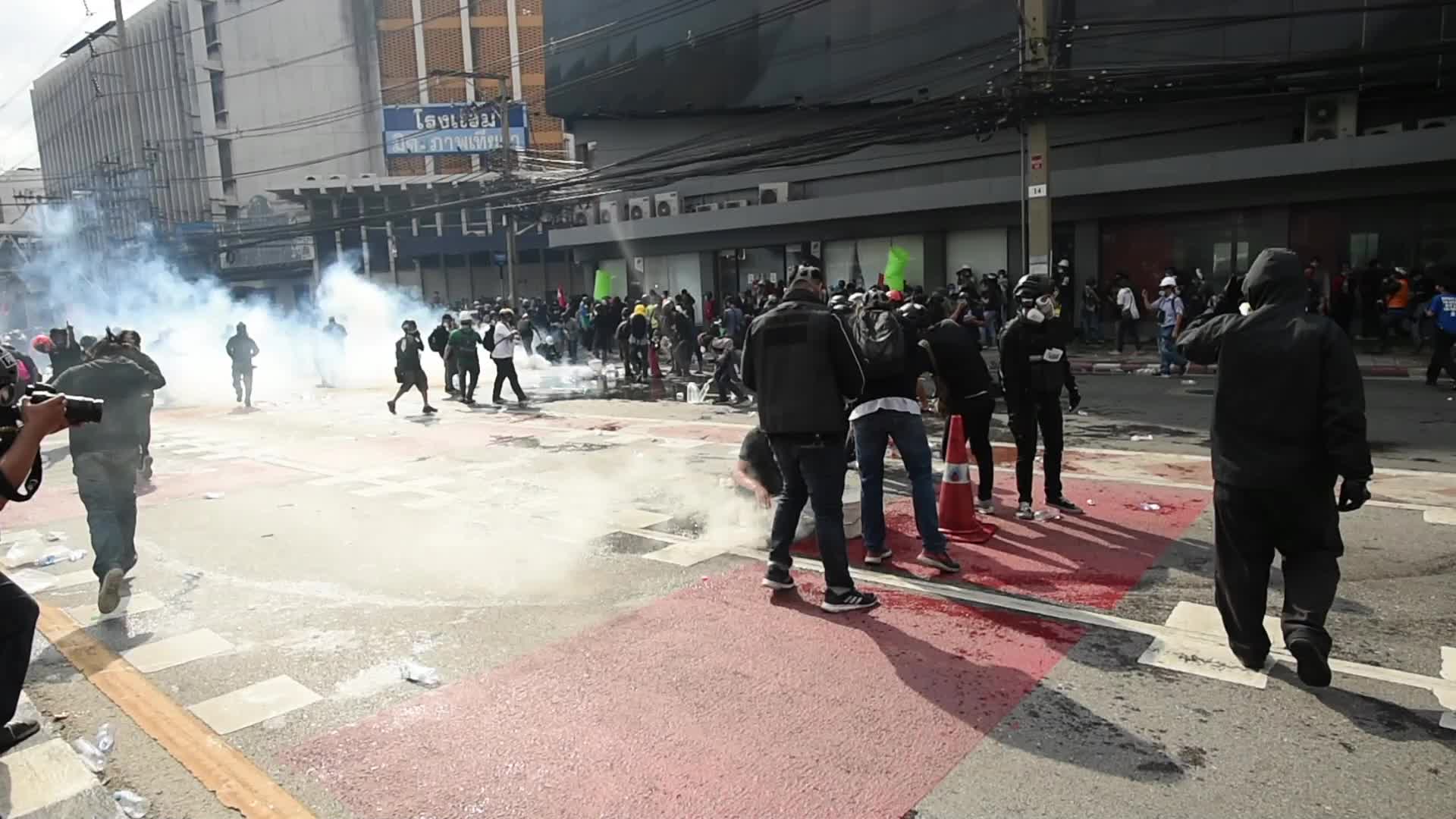 Thai anti-govt protesters clash with police