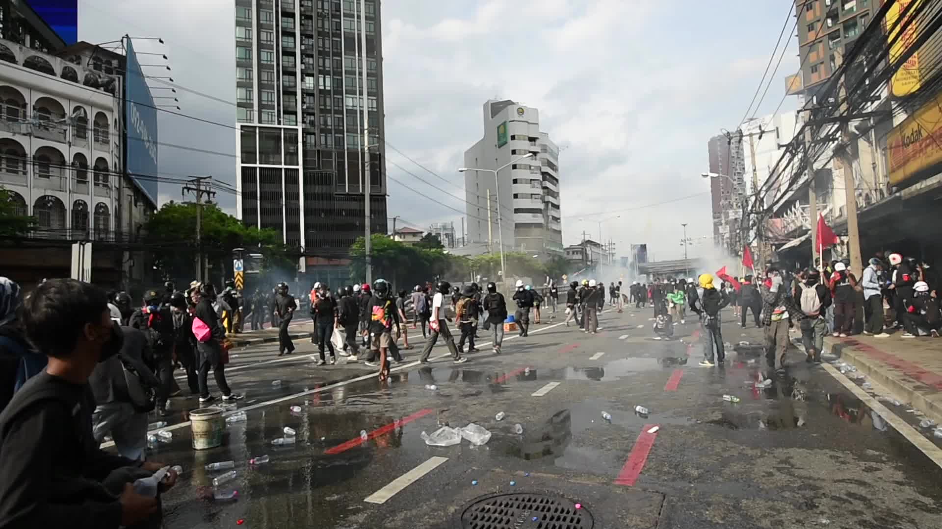 Thai anti-govt protesters clash with police