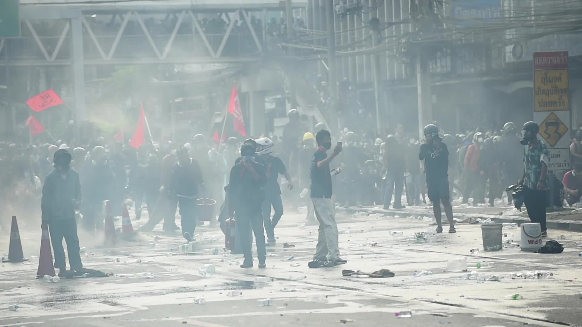 Thai anti-govt protesters clash with police