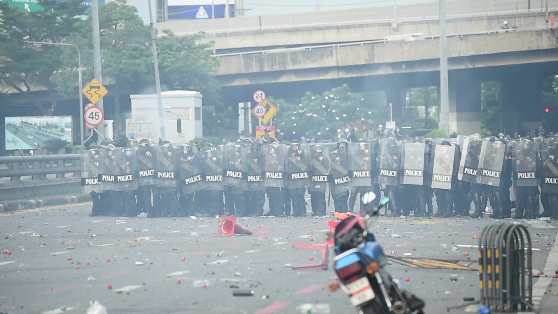 Thai anti-govt protesters clash with police