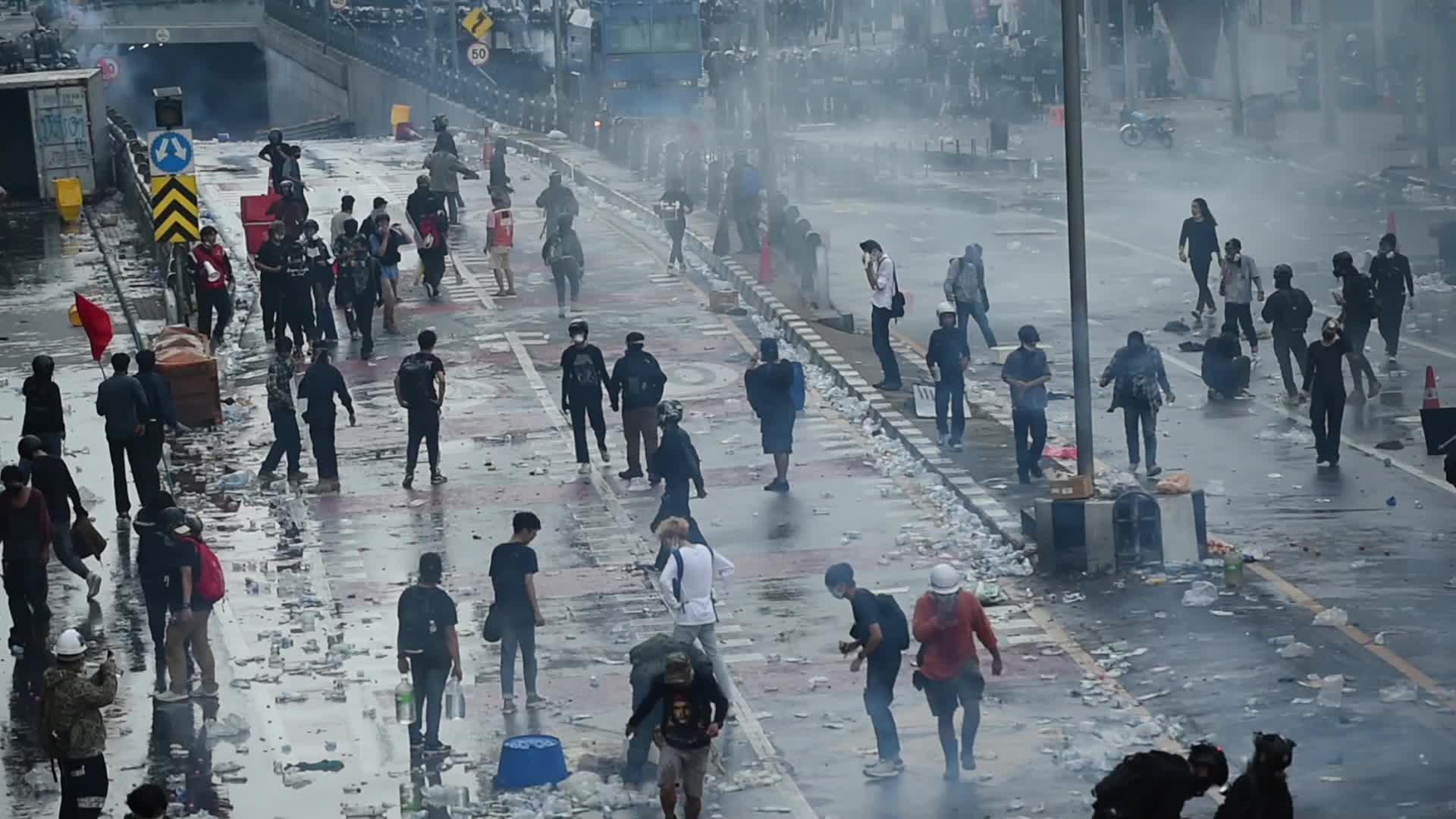 Thai anti-govt protesters clash with police