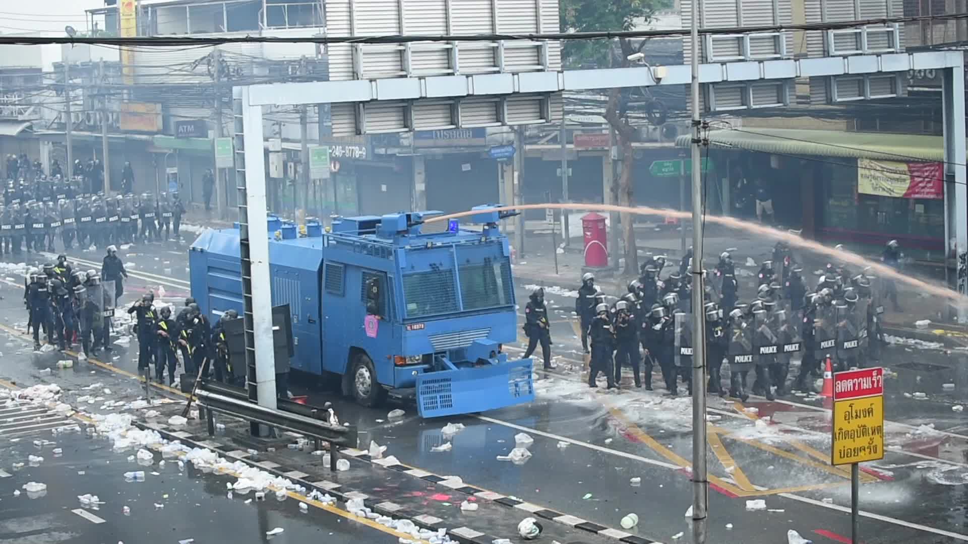 Thai anti-govt protesters clash with police