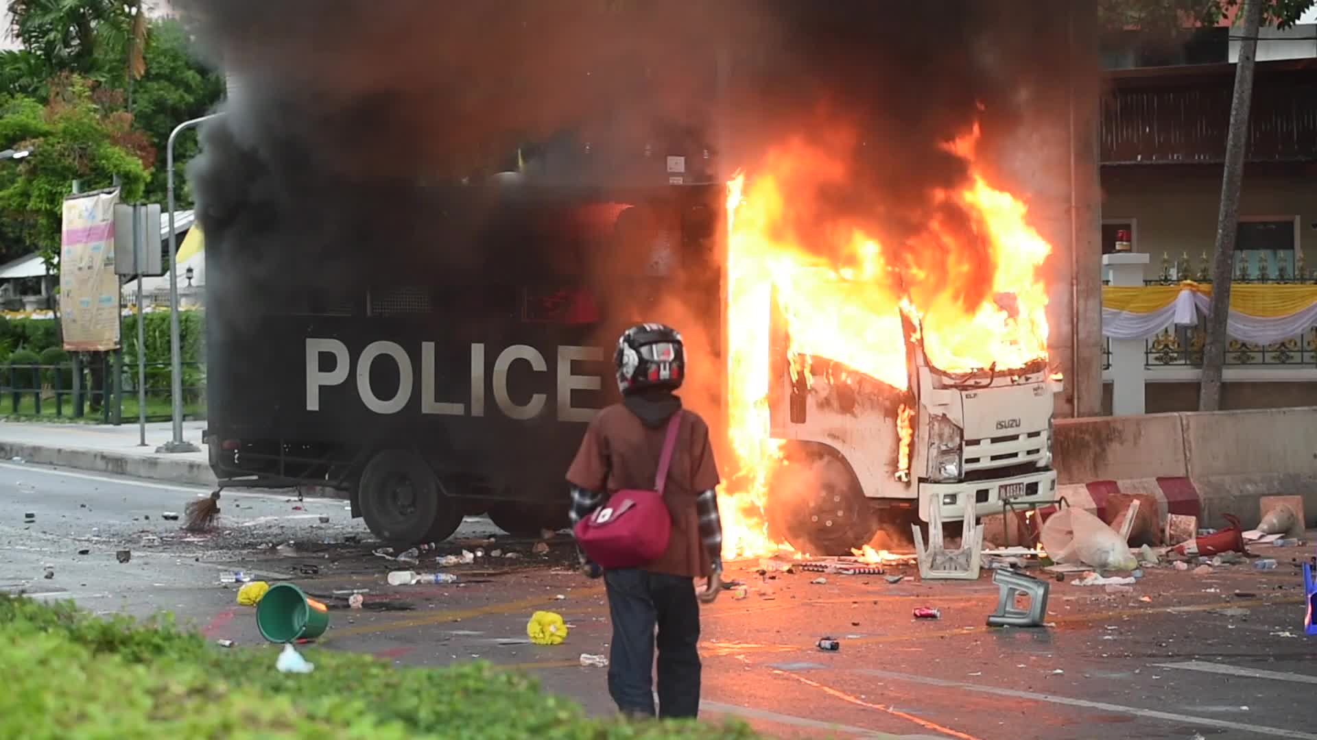 Thai anti-govt protesters clash with police