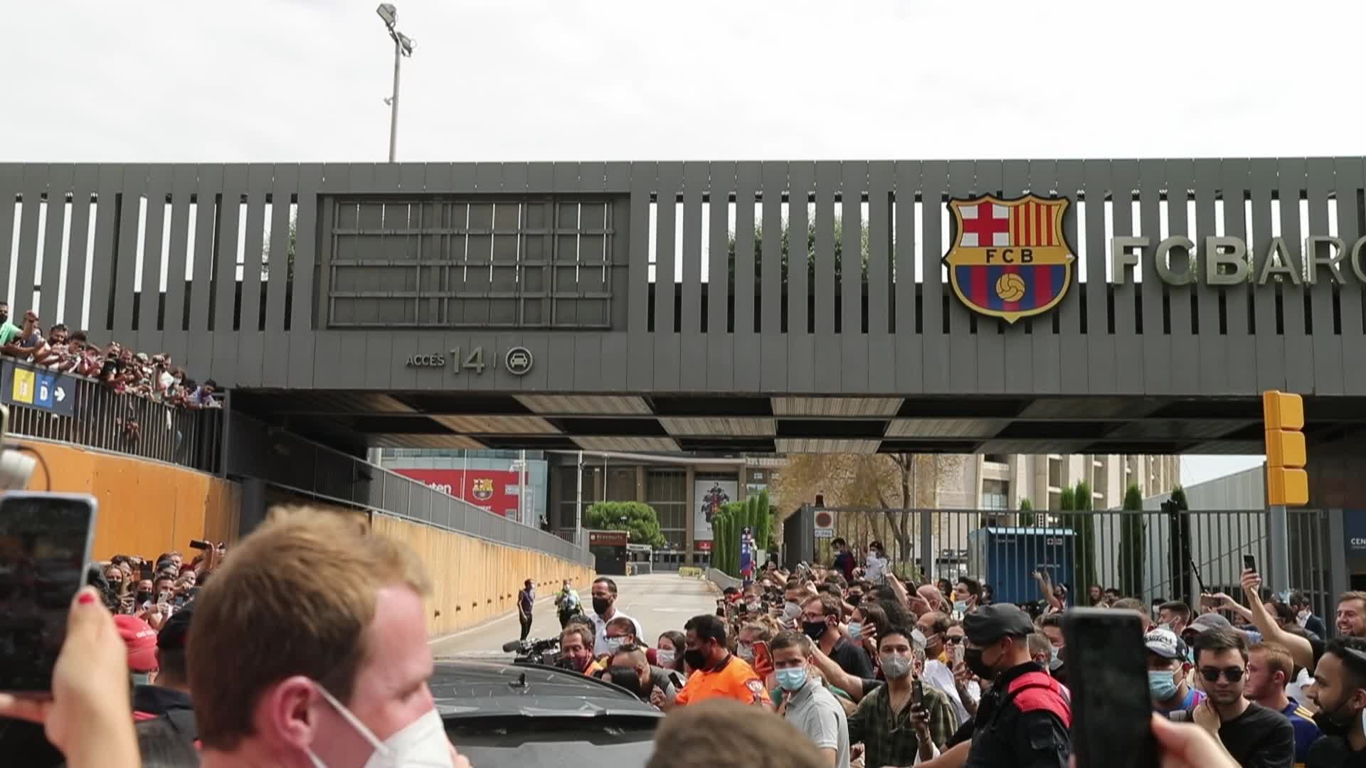 Supporters of FC Barcelona outside the stadium during the press conference of Lionel Messi