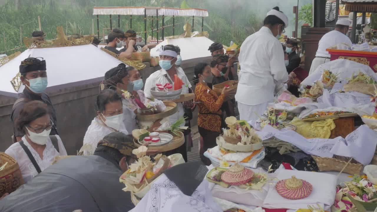 Covid-19: Hindu cremation ceremony in Indonesia