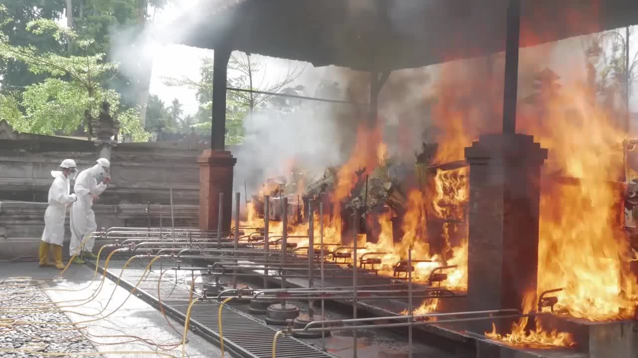 Covid-19: Hindu cremation ceremony in Indonesia