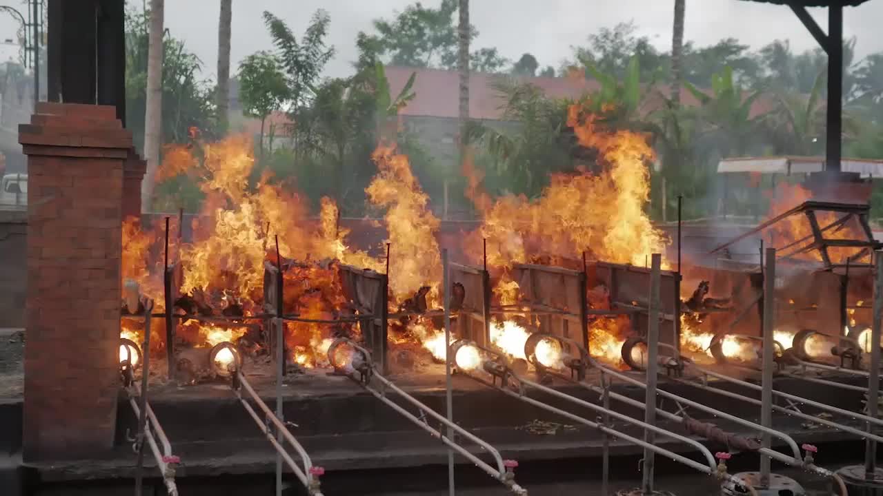 Covid-19: Hindu cremation ceremony in Indonesia