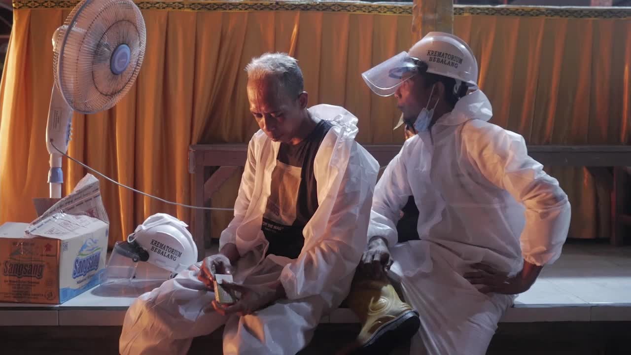 Covid-19: Hindu cremation ceremony in Indonesia