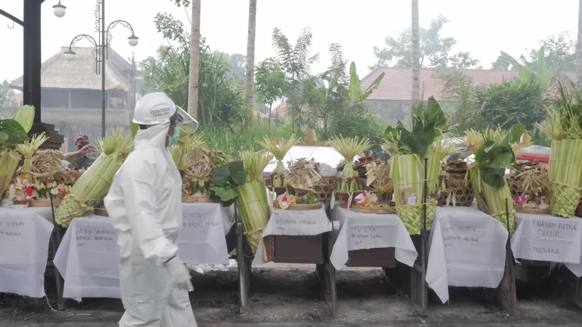 Covid-19: Hindu cremation ceremony in Indonesia