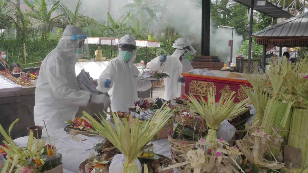 Covid-19: Hindu cremation ceremony in Indonesia