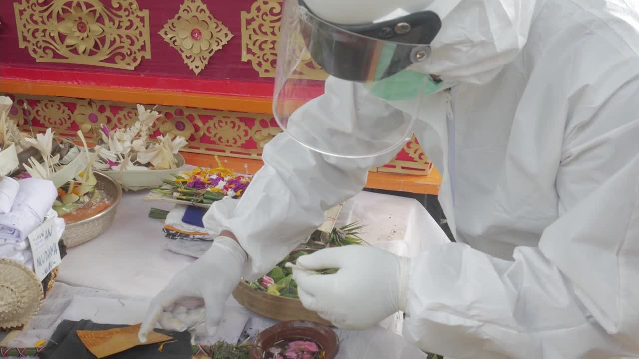 Covid-19: Hindu cremation ceremony in Indonesia