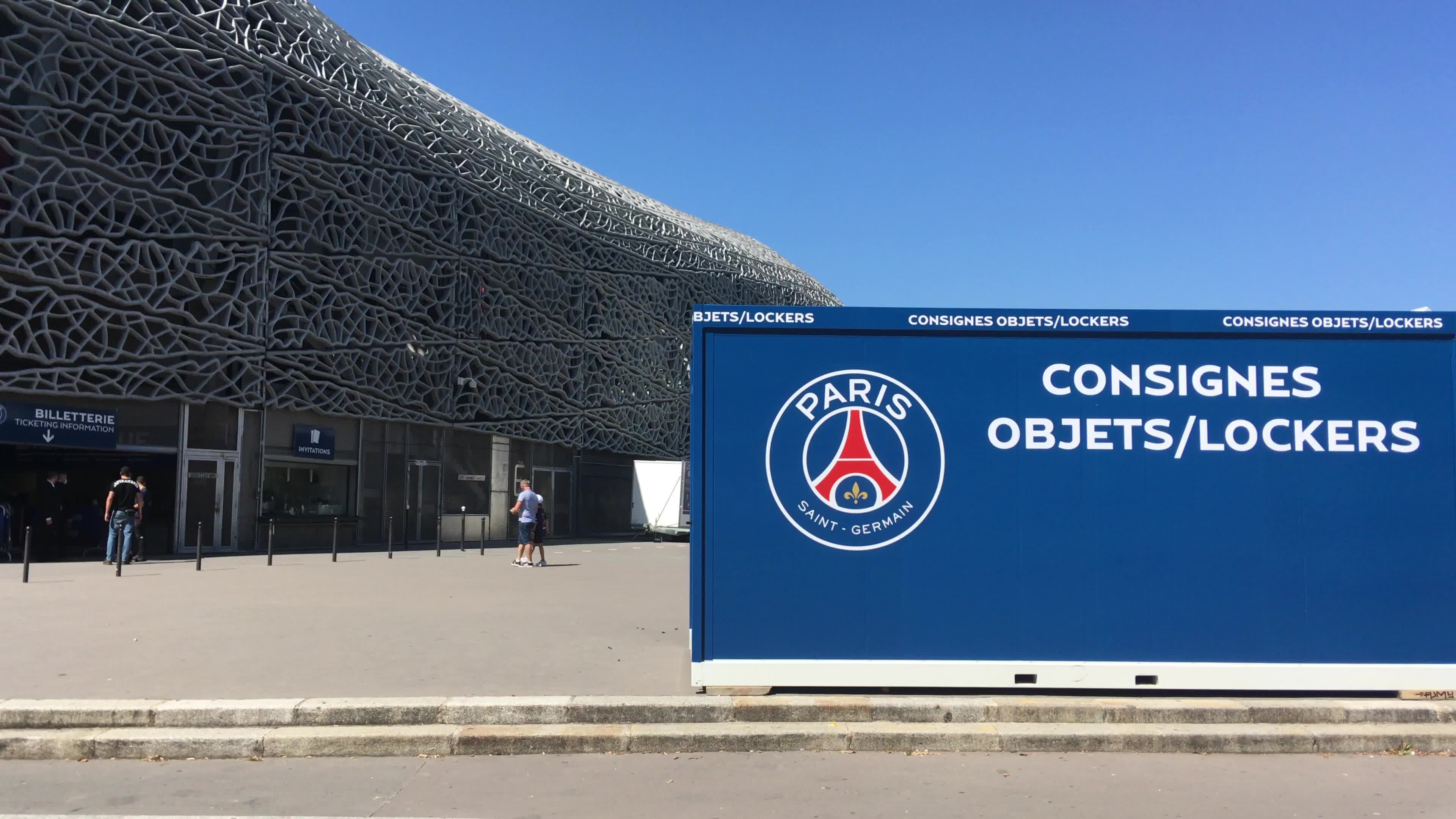 Leo Messi Mania in Paris