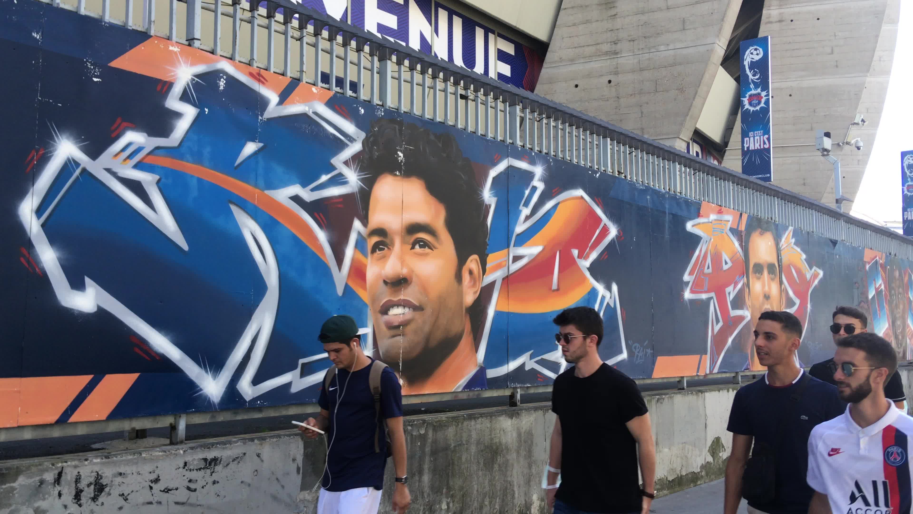 Leo Messi Mania in Paris
