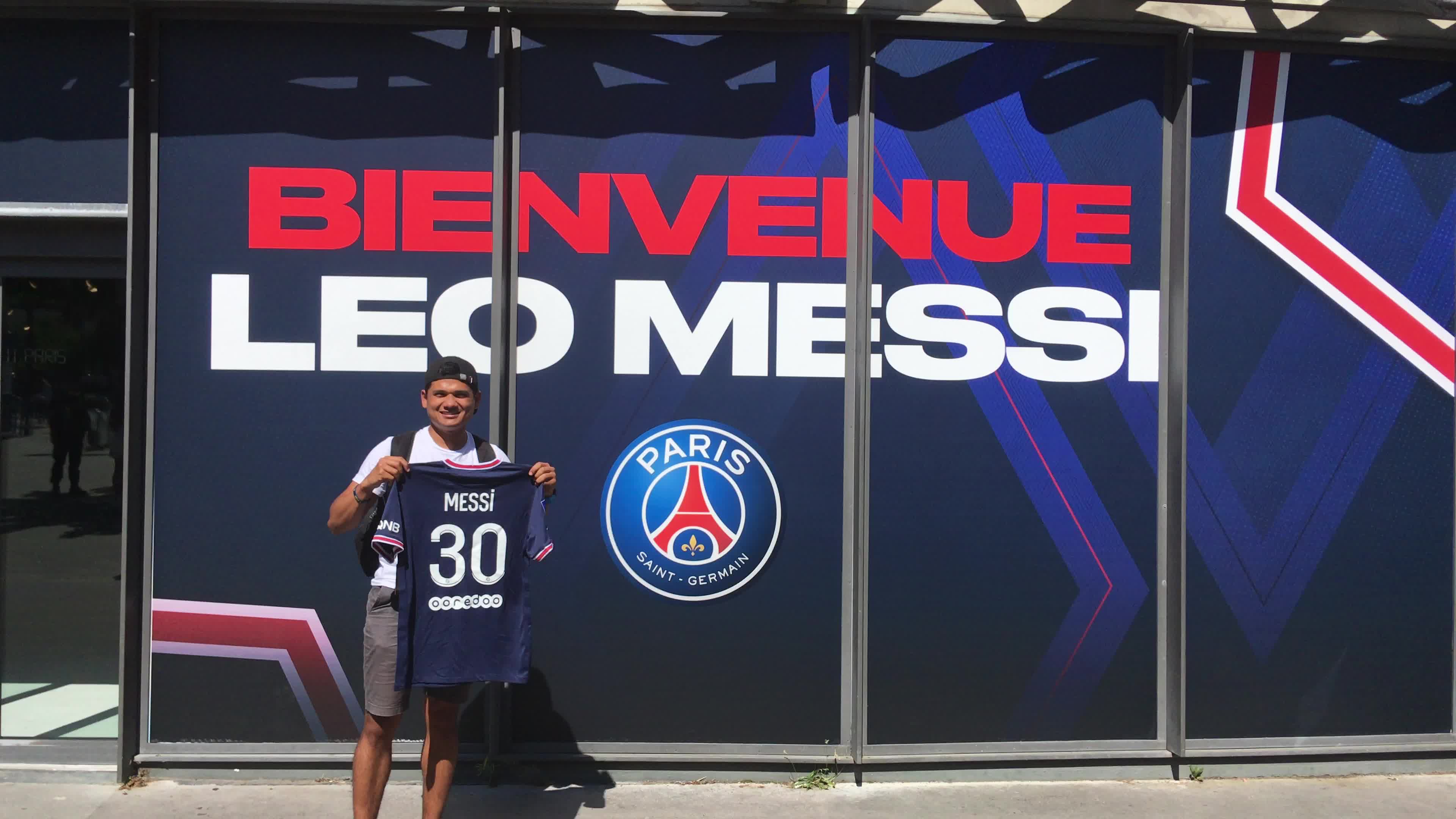 Leo Messi Mania in Paris