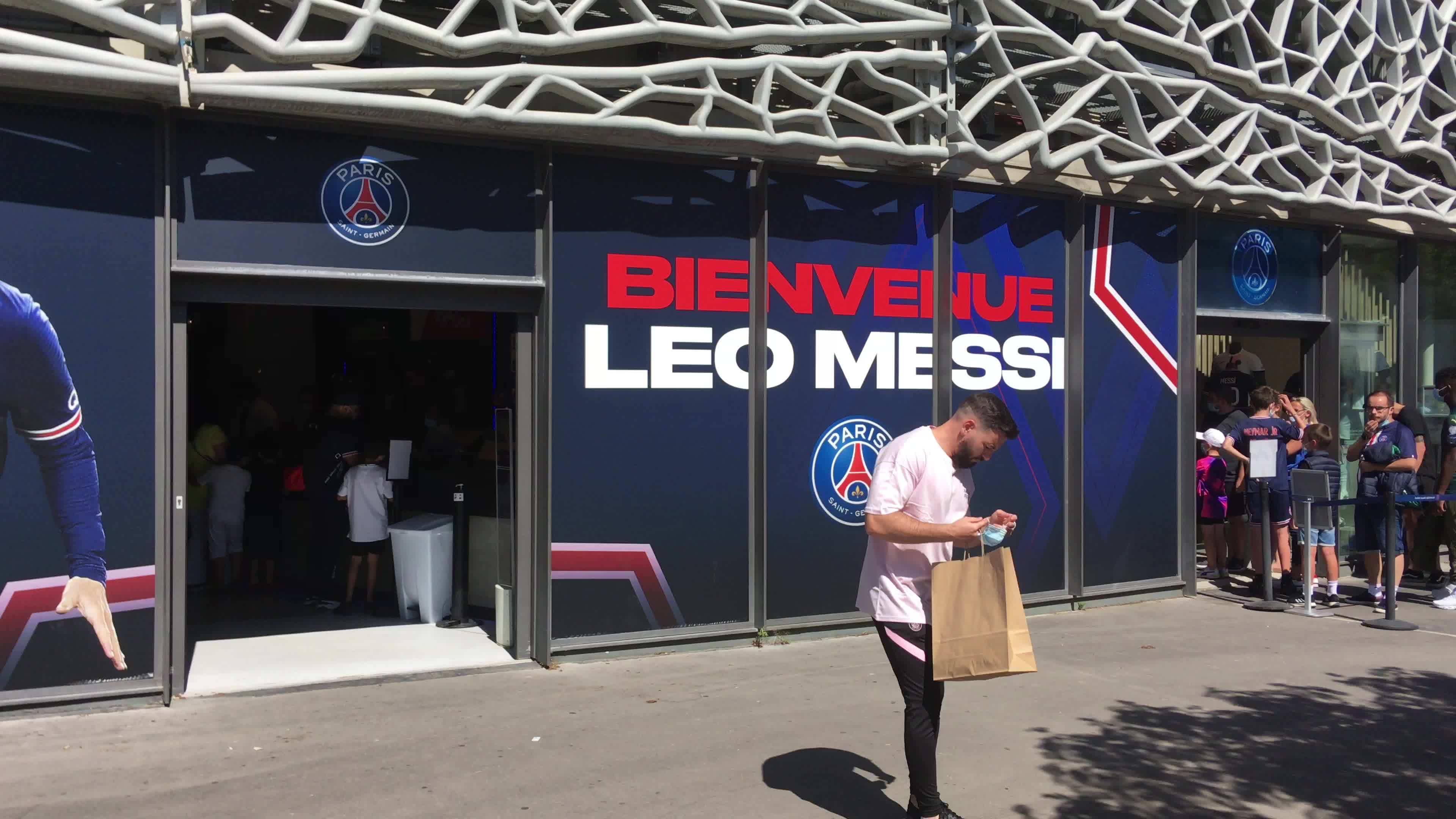 Leo Messi Mania in Paris
