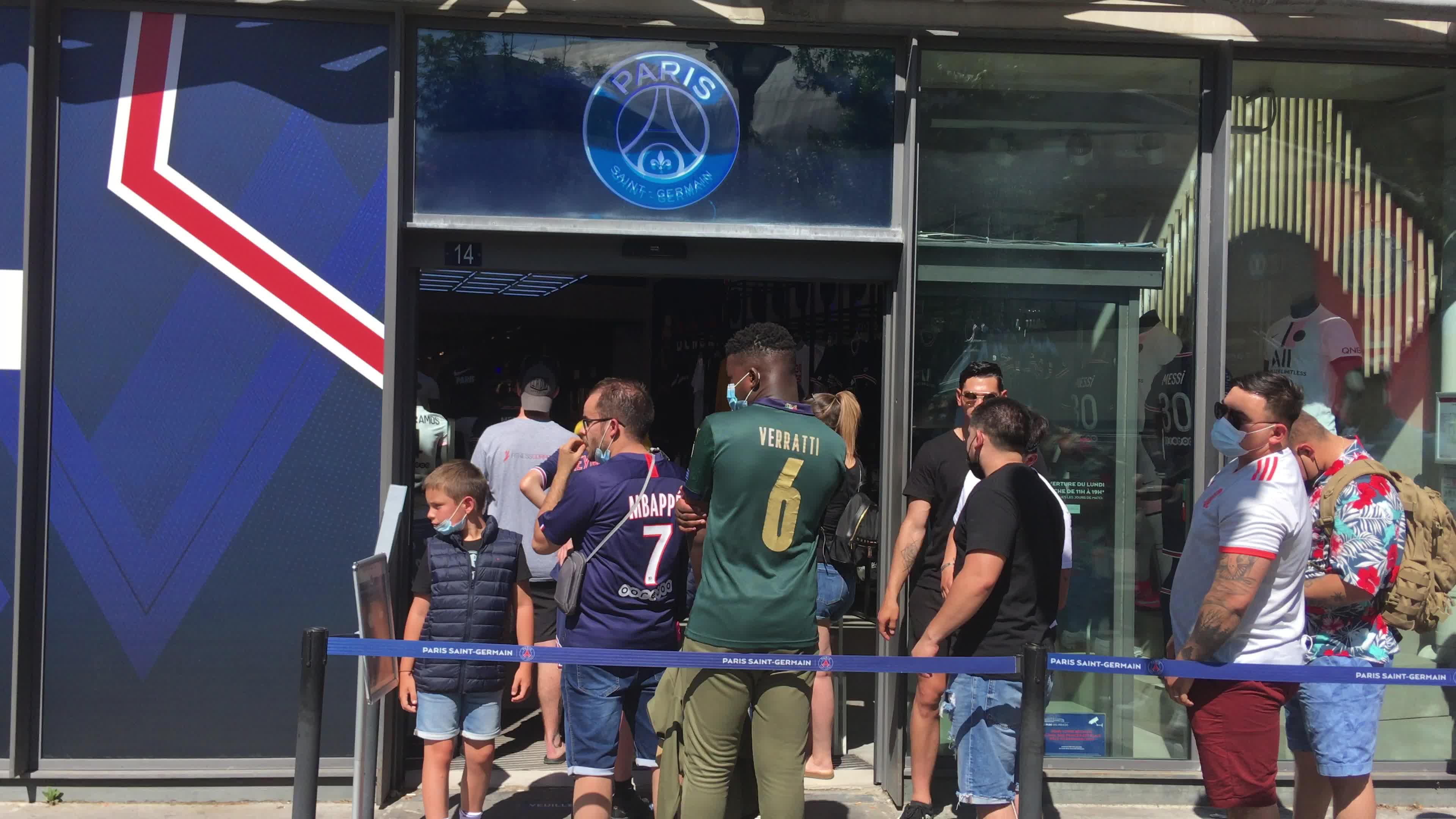 Leo Messi Mania in Paris
