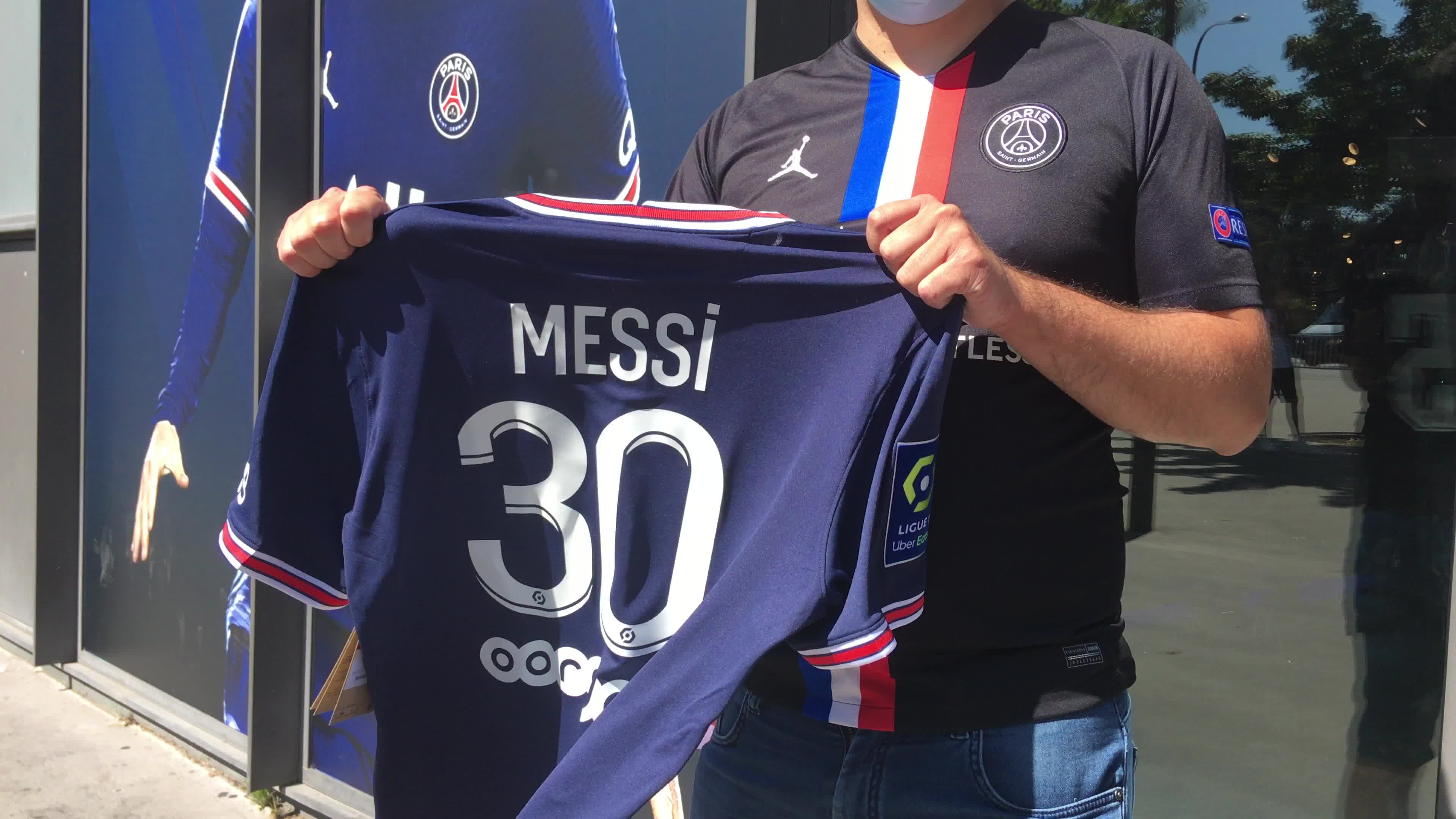 Leo Messi Mania in Paris