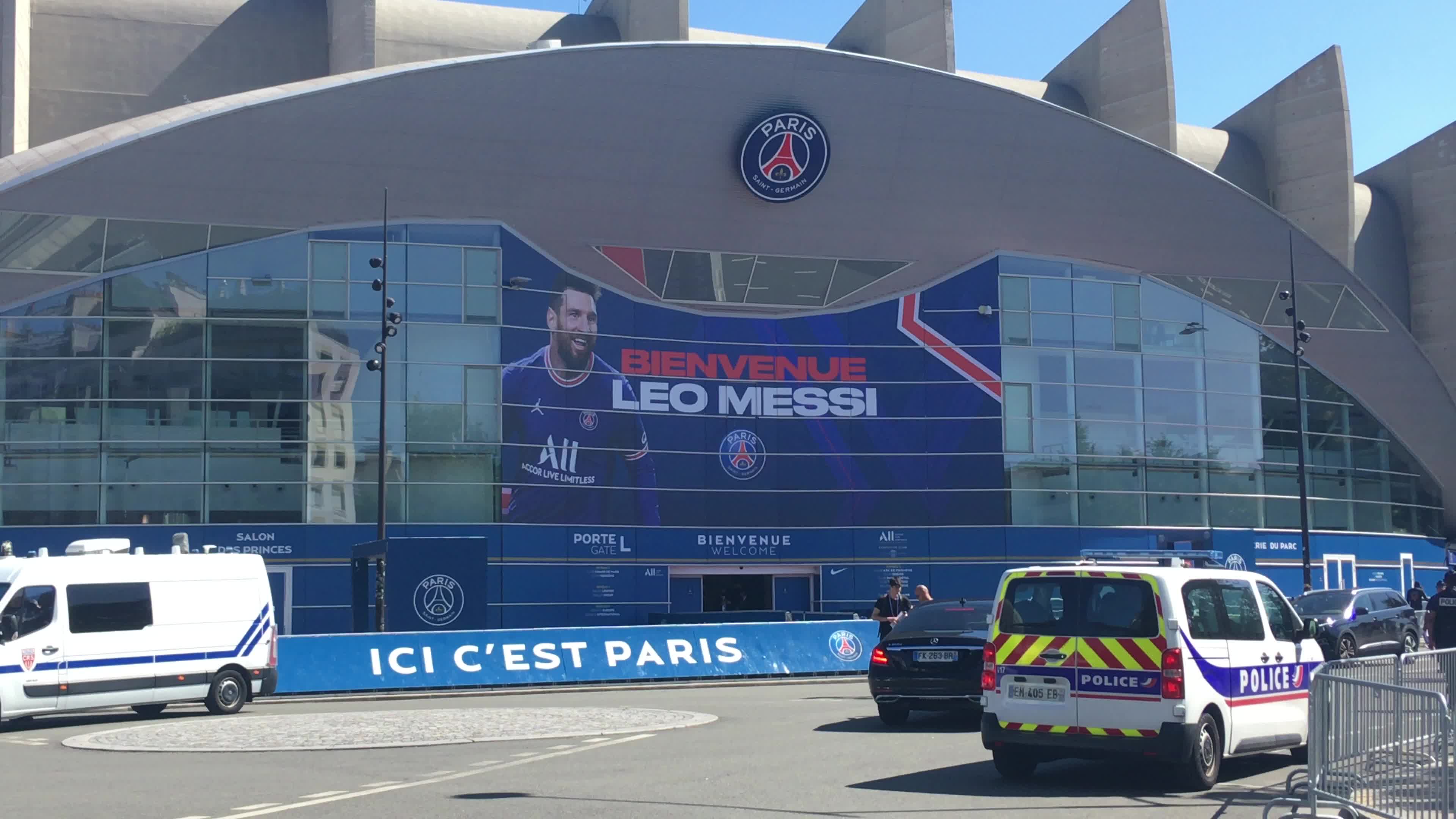 Leo Messi Mania in Paris
