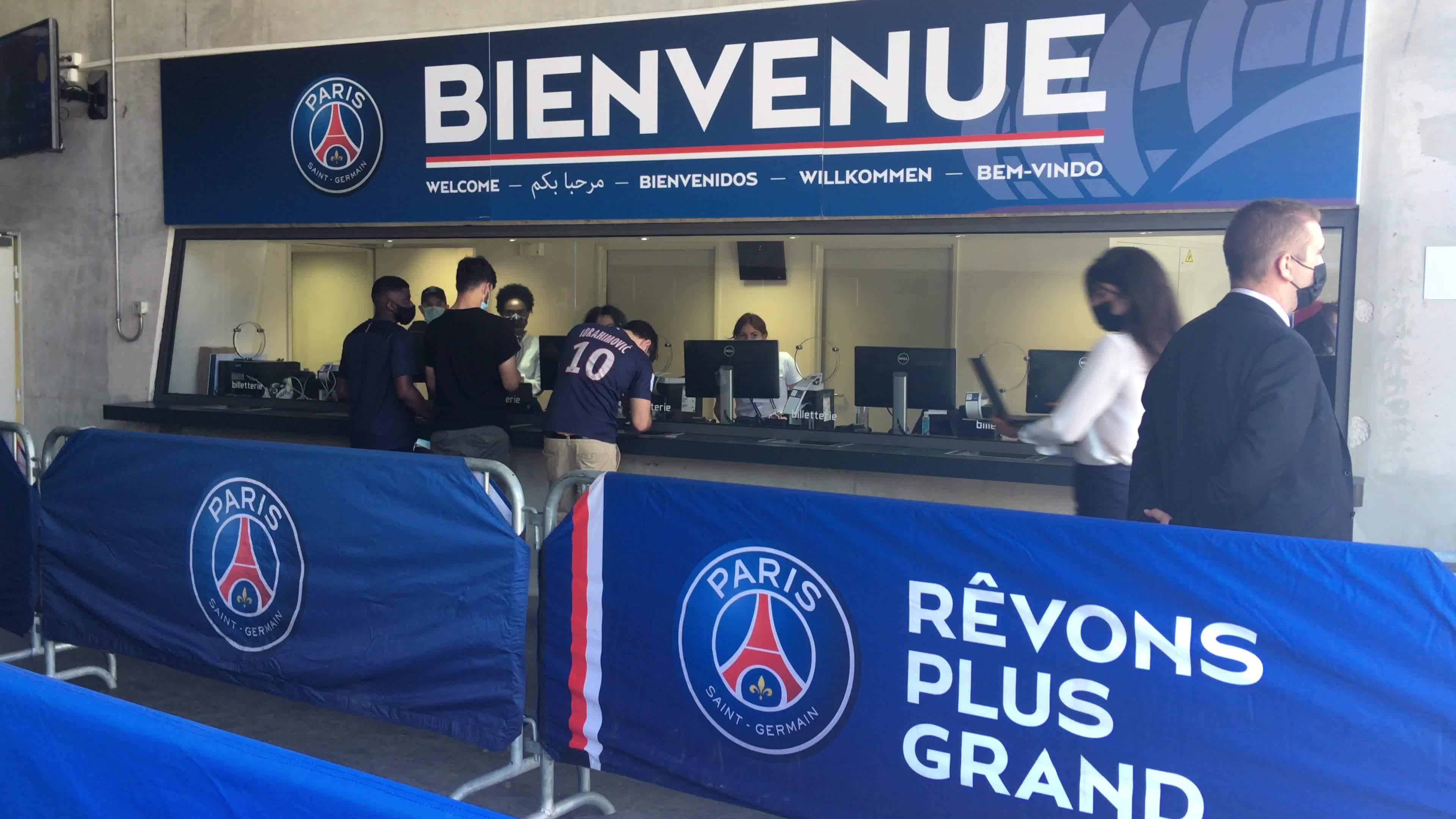 Leo Messi Mania in Paris