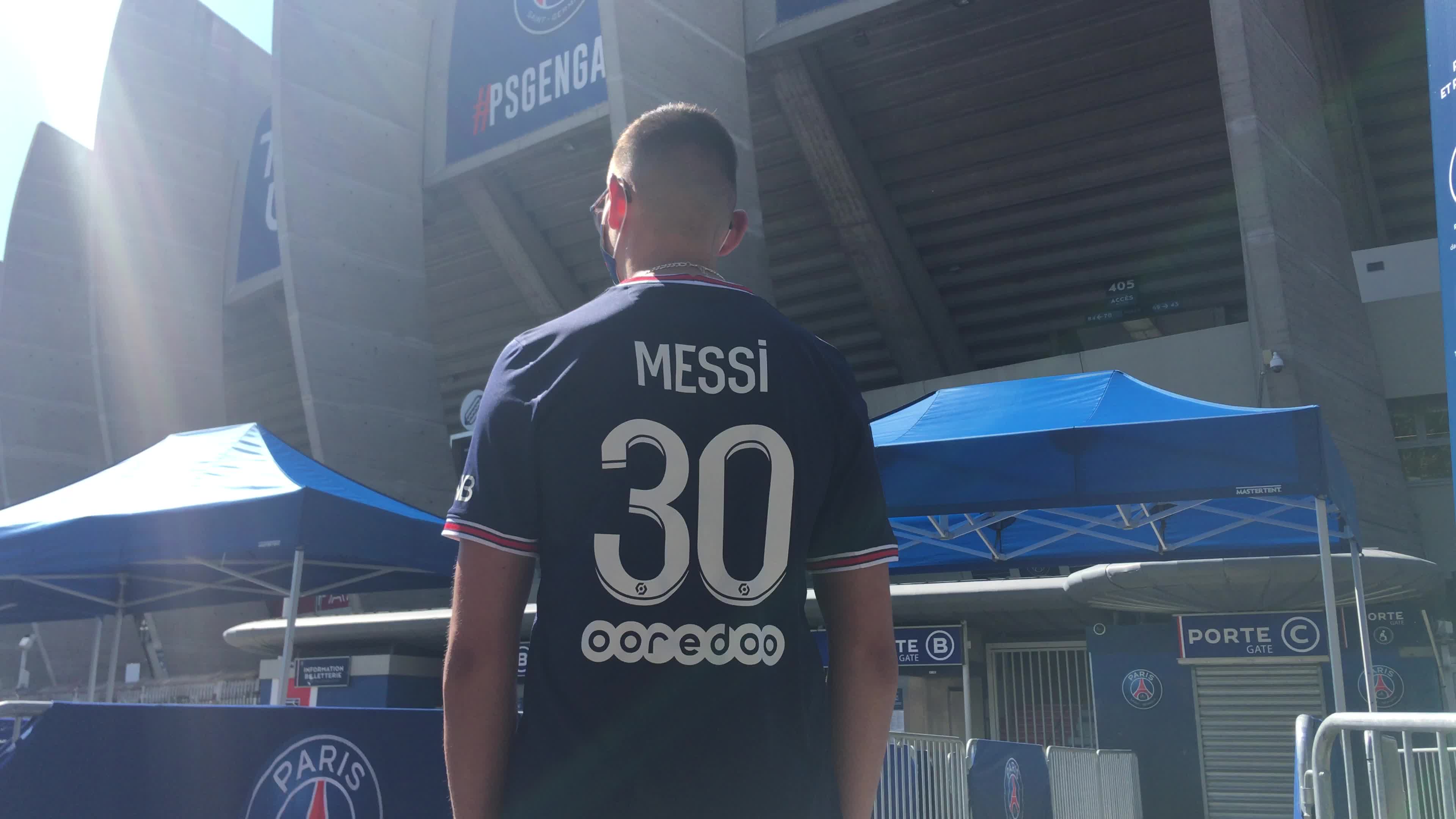 Leo Messi Mania in Paris