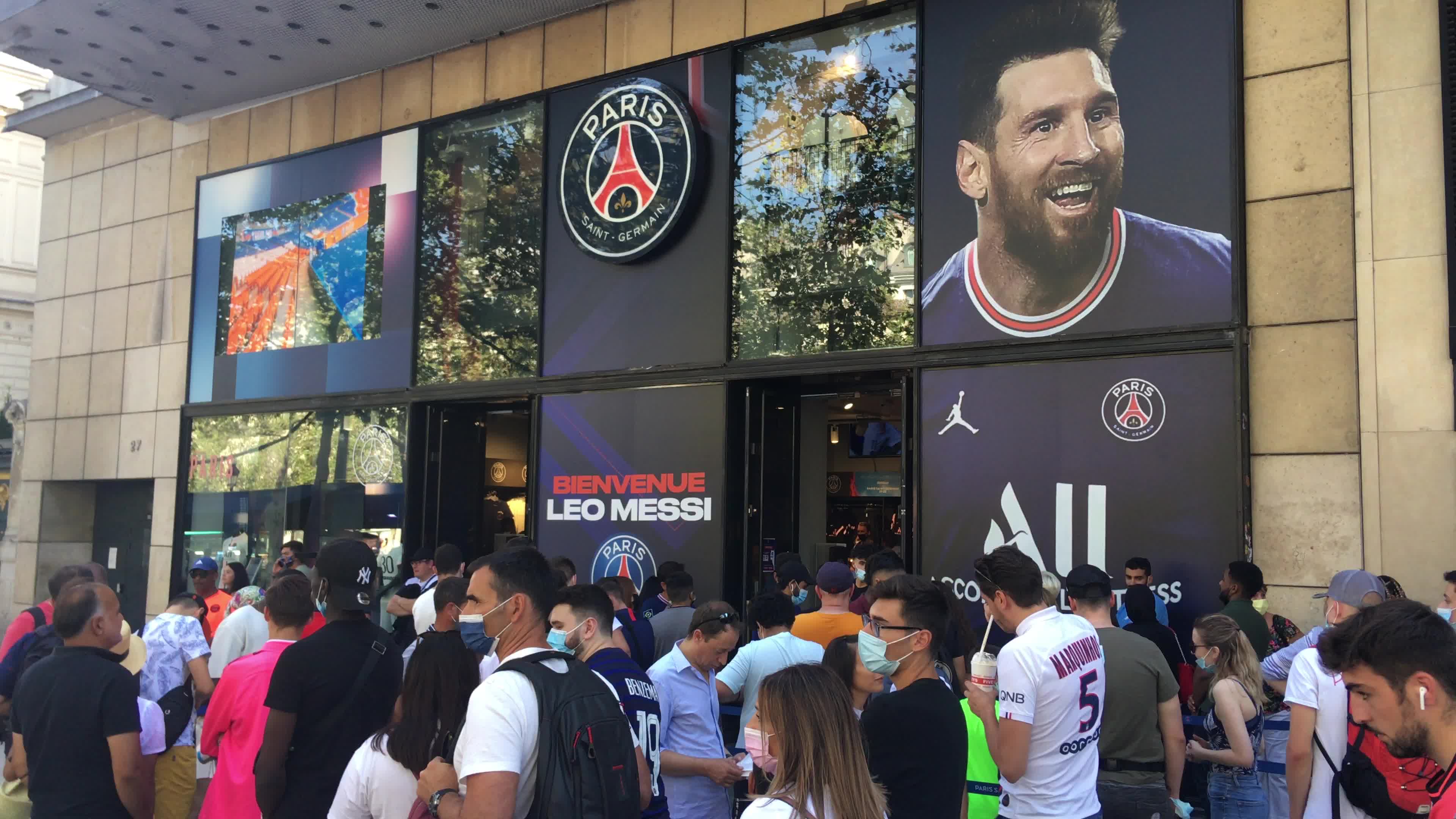Leo Messi Mania in Paris