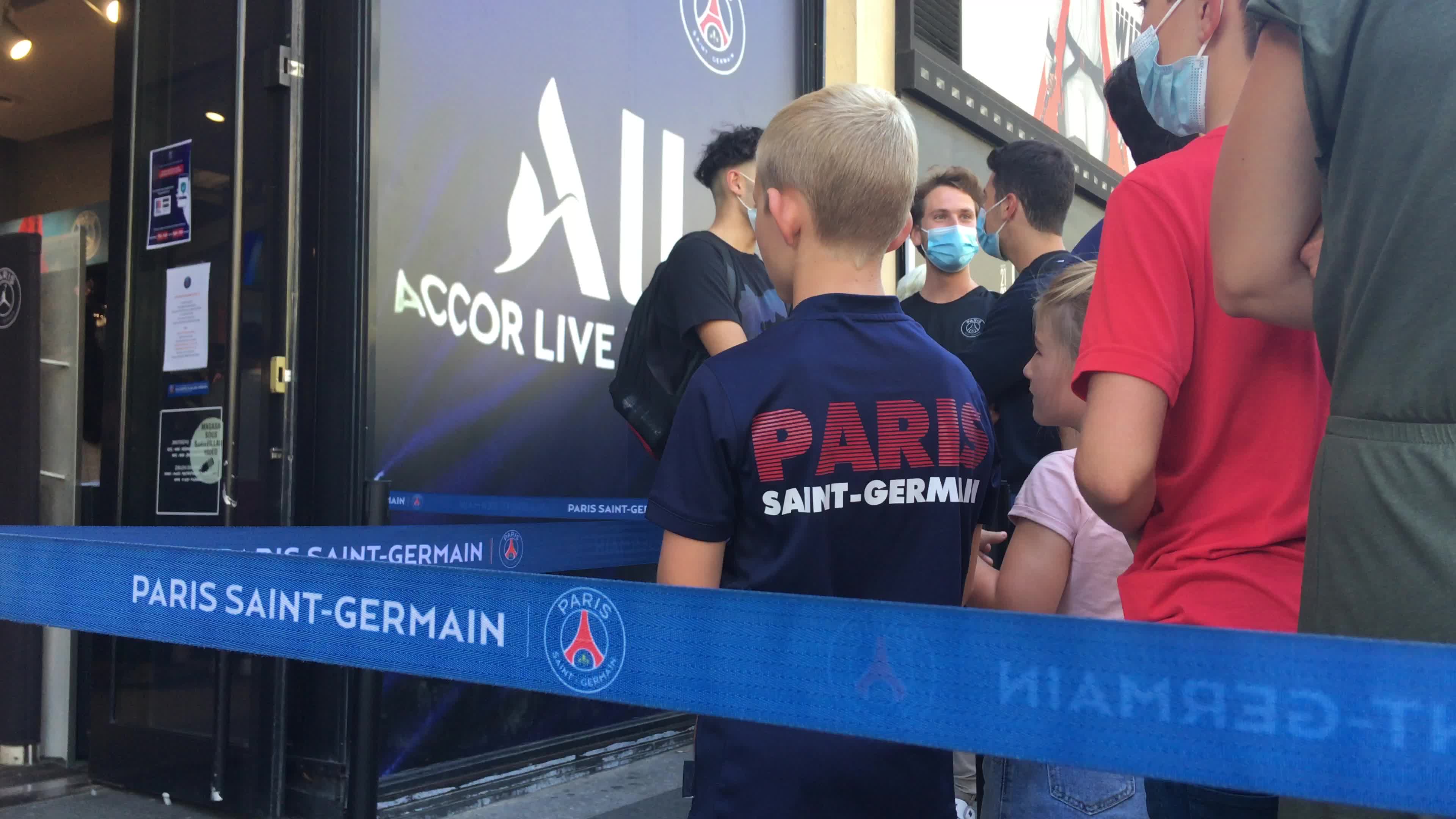 Leo Messi Mania in Paris