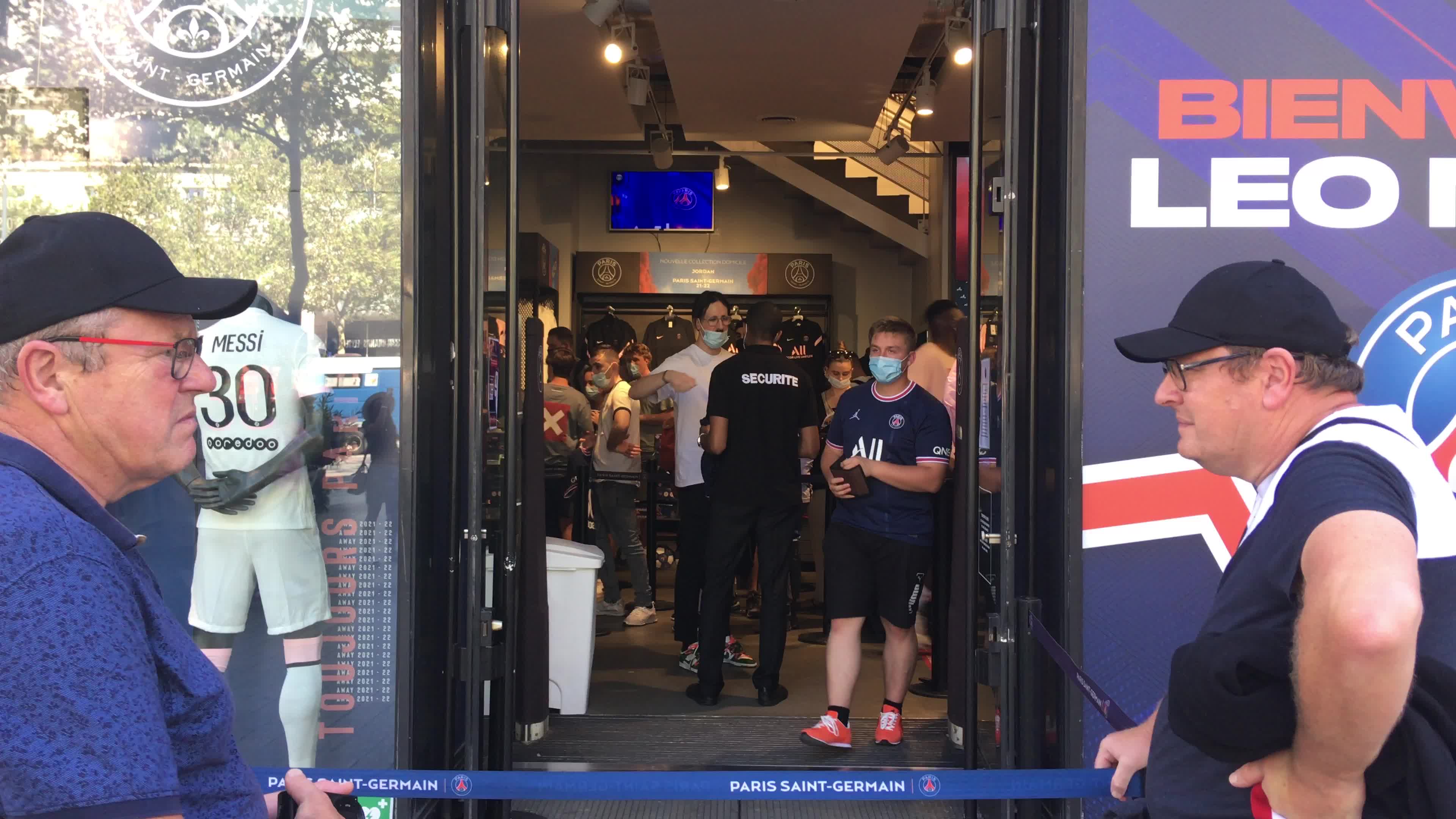 Leo Messi Mania in Paris