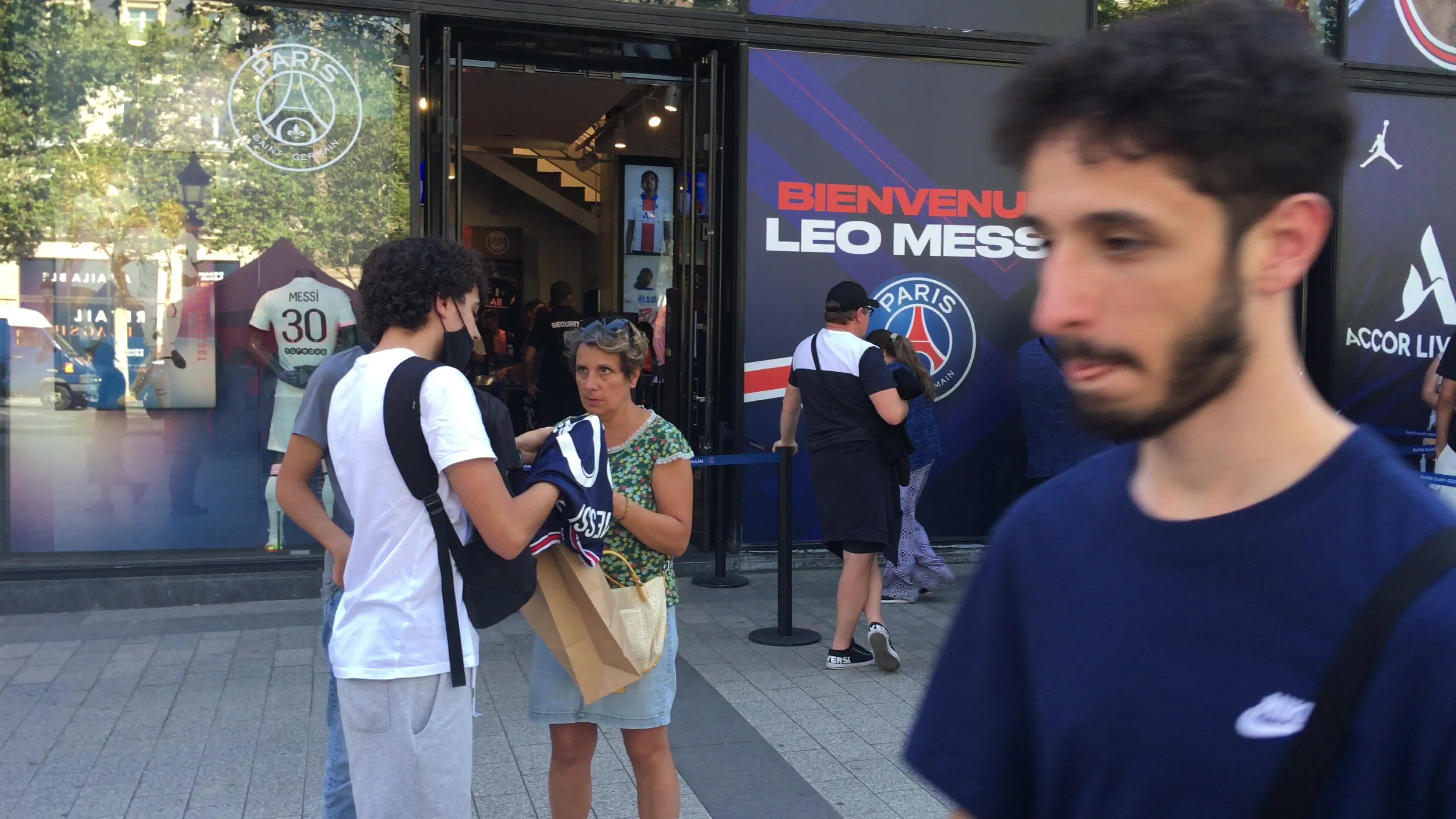 Leo Messi Mania in Paris